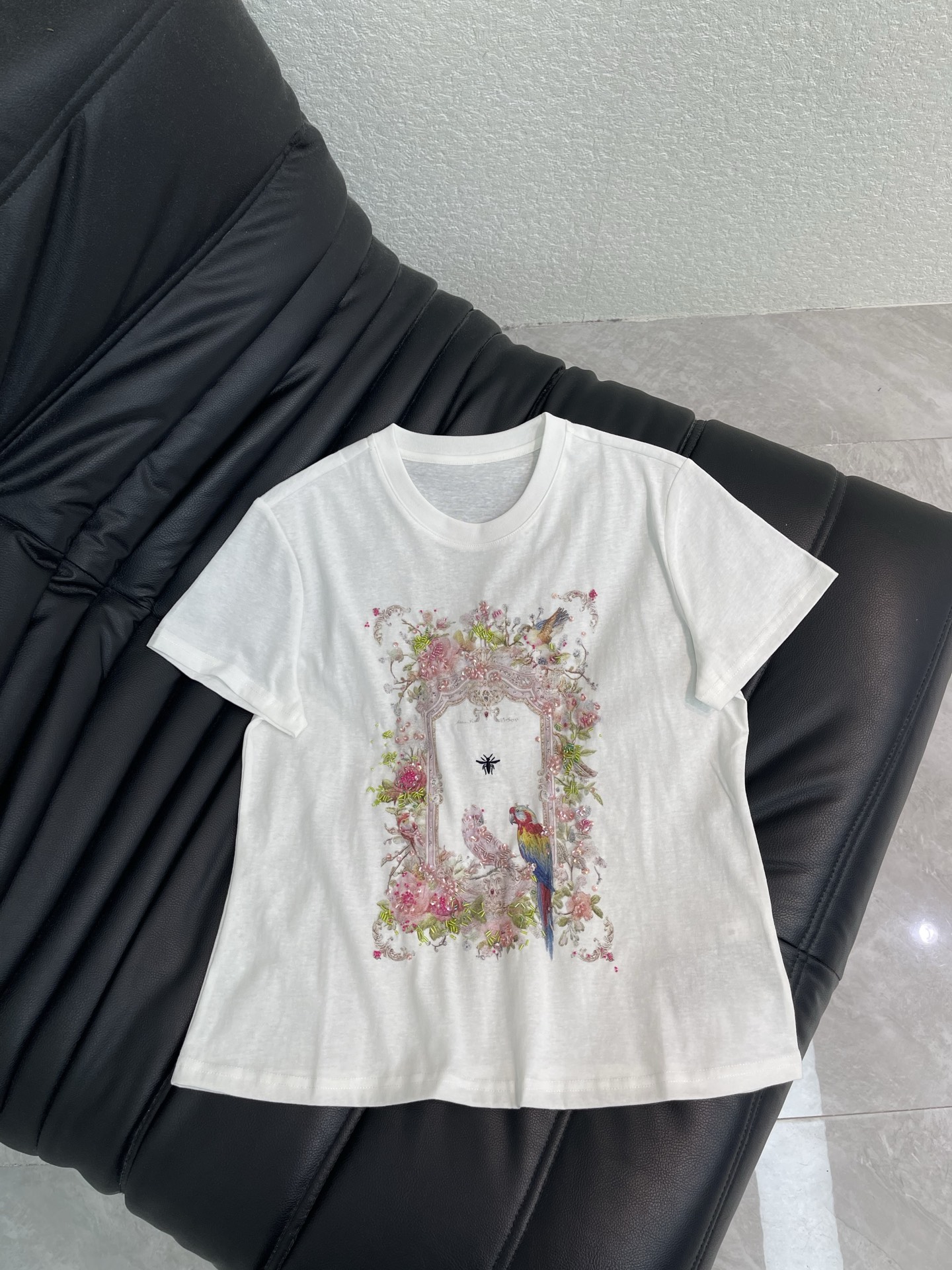 NO:866961,Dio*26 new spring and summer heavy beading exquisitely printed bee short-sleeved T-shirt is made of pure cotton material, breathable and comfortable, and super friendly for daily wear. The front flower pattern is decorated with beading. It is full of artistic sense and regular fit, tolerant of various body types. It is OK to match with jeans or casual pants. It is easy to create an elegant and casual style. It is very suitable for you who like unique designs. SML, dior, jeans, T-shirt, tees, t-shirt,19860909Dio*26春夏新款重工钉珠精致印花蜜蜂短袖T恤采用纯棉材质,透气舒适,日常穿着超友好.正面花卉图案加钉珠装饰 艺术感满满常规版型,包容多种身材,搭配牛仔裤或休闲裤都很OK,轻松打造优雅随性风格,超适合喜欢独特设计的你SML,,dior,jeans,T-shirt,tees，t-shirt,,Women's clothing