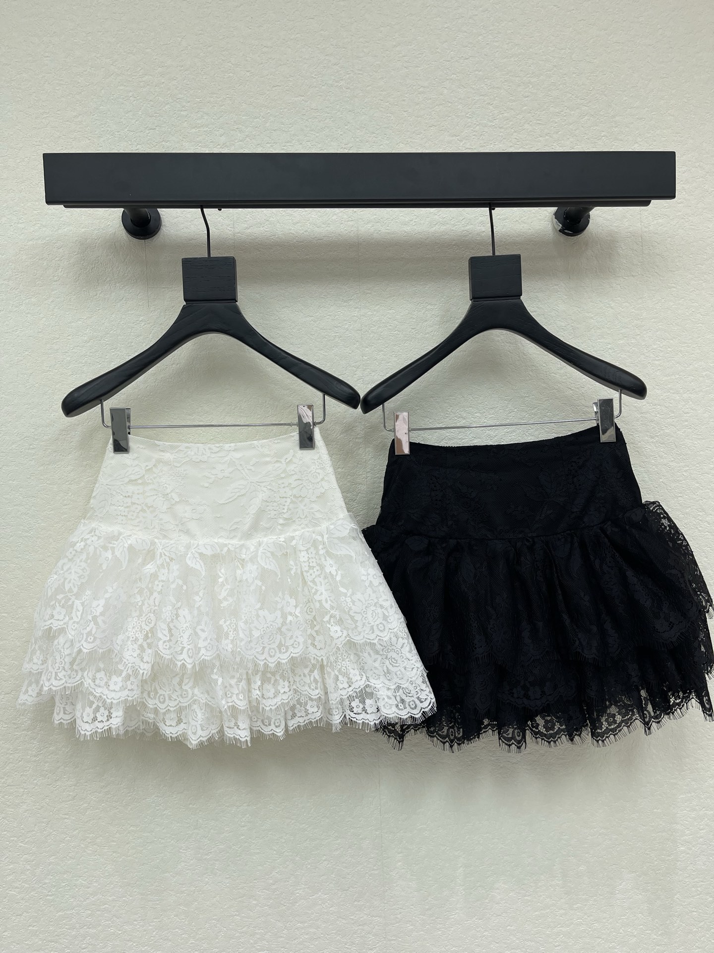 NO:873089,Niche design JORYA26 new spring and summer sweetheart ballet girl skirt, lace layered cake skirt design, exquisite lace details and soft lines, fashionable but not sweet style, no sense of restraint, not picky to wear, ultra-short design can easily show long legs, the upper body looks light and energetic, can be salty or sweet, girly style SML,,skirts,19860909小众设计JORYA26春夏新品甜心芭蕾少女半裙 蕾丝花边层叠蛋糕裙摆设计 精致的花边细节和柔美的线条 时髦又不是甜美的风格 没有束缚感 不挑人穿 超短设计轻松显长腿 上身看起来轻盈又活力 可盐可甜少女风SML,,skirts,,Women's clothing