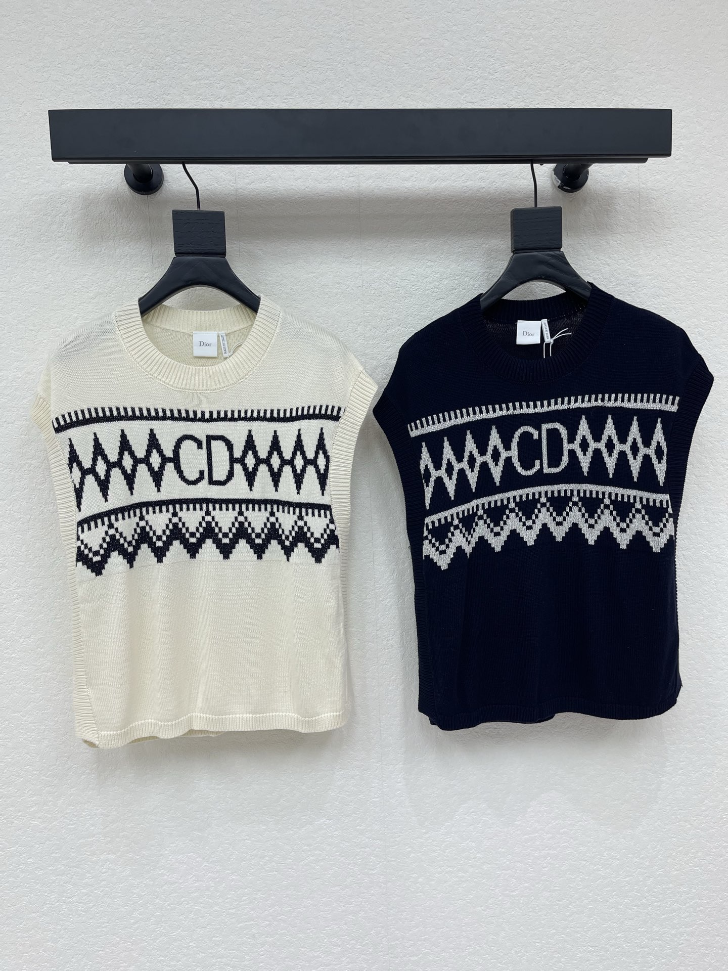 NO:865068,Ｄio*26 new spring and summer snow mountain pattern knitted vest, with black geometric pattern, inspired by Alpine ski style, sleeveless design, can be worn alone or layered, super practical details in autumn and winter, can be easily used in daily or formal occasions. Two colors SML,,19860909Ｄio*26春夏新款雪山图案针织马甲 搭配黑色几何图案 灵感来自阿尔卑斯滑雪风格 无袖设计 单穿或内搭都很OK,秋冬季节超实用细节满分 日常或正式场合都能轻松驾驭.两个色SML,,,Women's clothing