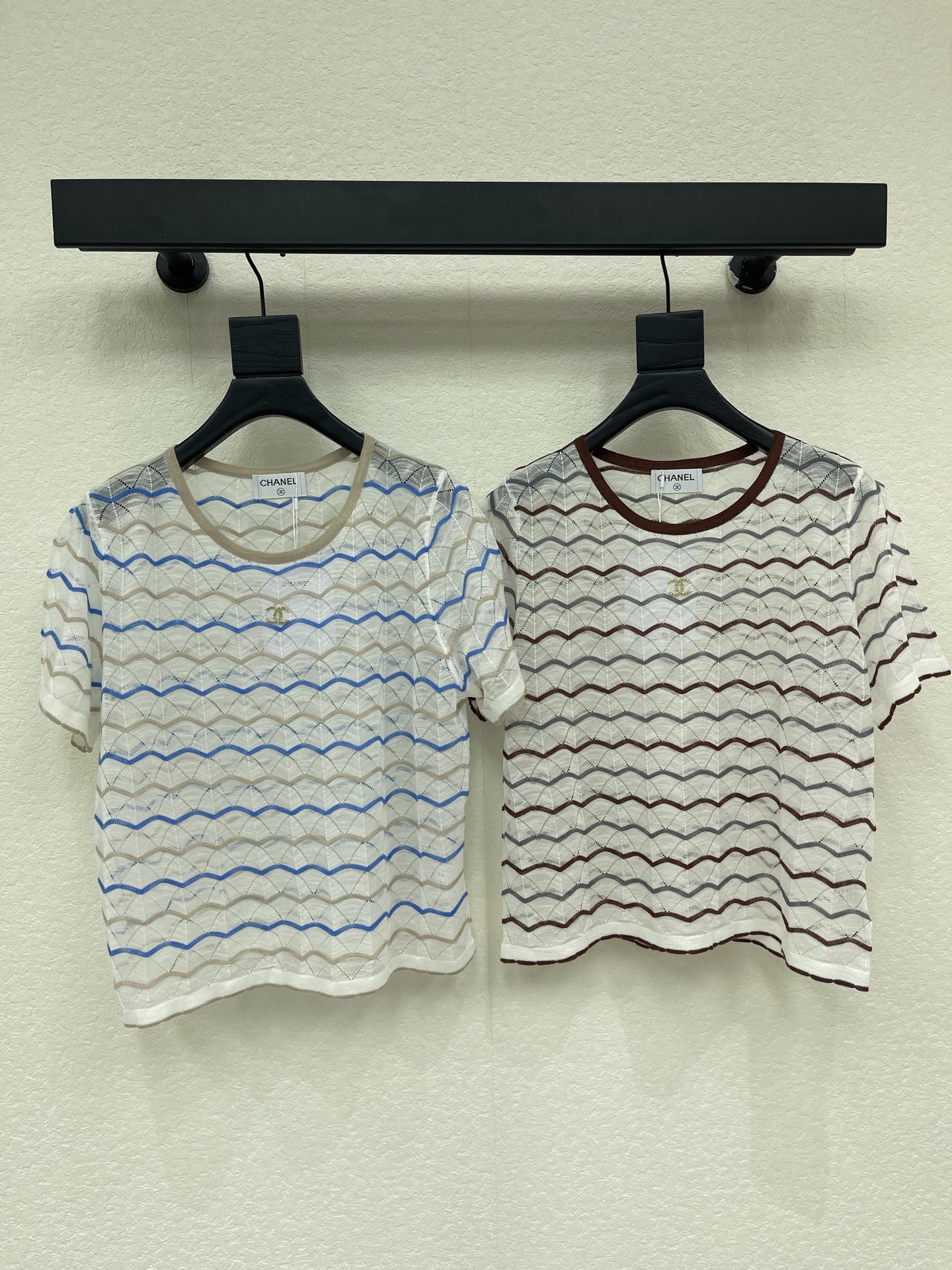 NO:865098,Chane*26's new hollow wavy striped knitted short-sleeves are made of light and breathable knitted fabric, super comfortable to wear in summer! White background with red and gray wavy stripes, round neck + shoulder cut, double C metal logo on the chest is very recognizable, full of design, easy to control for commuting and dating, simple and high-end, fashionable must-have! Two colors SML, chanel, T-shirt,19860909Chane*26新款镂空波浪条纹针织短袖 采用轻薄透气针织面料 夏天穿超舒服!白色底色配红灰波浪条纹 圆领+正肩剪裁 胸前双C金属标志超有辨识度 设计感满满 通勤约会日常都能轻松驾驭 简约又高级 时髦精必入!两个色SML,,chanel,T-shirt,,Women's clothing