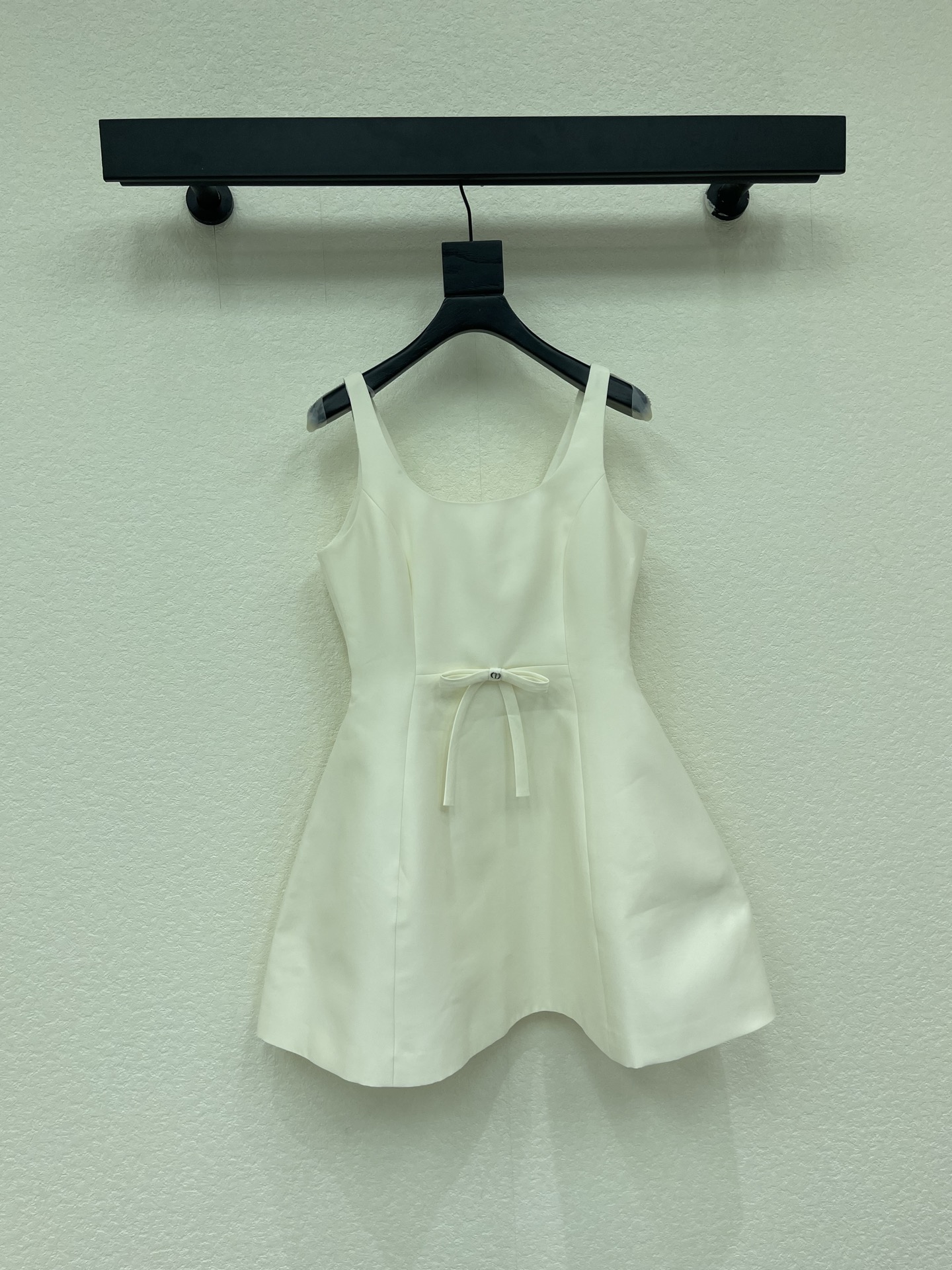 NO:867016,Dio*26 new spring and summer bow-stitched suspender dress has a U-shaped neckline design that is simple and elegant. The small bow pendant decoration is the finishing touch. The waist-cinching design accurately optimizes the body proportions. The French style is elegant and mature. It is very suitable for daily commuting, dating or light formal occasions. SMLXL,, dior, skirts,19860909Dio*26春夏新品蝴蝶结拼接吊带连衣裙U型领口设计简约大方 蝴蝶结小吊坠装饰是点睛之笔 版型收腰设计精准优化身材比例 法式优雅轻熟气质 很适合日常通勤约会或轻正式场合穿着 SMLXL,,dior,skirts,,Women's clothing