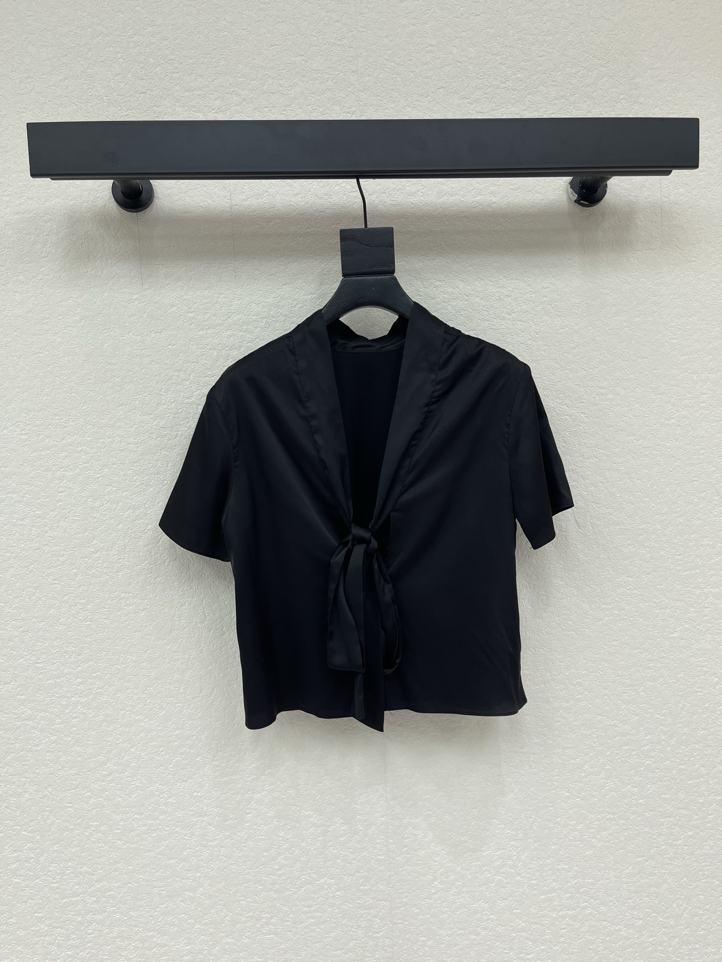 NO:867086,Dio*26 new V-neck front and back two-wear half turtleneck short-sleeved shirt. The overall style is very elegant and full of texture. It is retro, fashionable, low-key and luxurious. The version is versatile and not picky. The half turtleneck design modifies the neck line. The short sleeve length is neat and refreshing. Long-termist solid color minimalist style. It is very suitable for wearing as an inner layer or as a stand-alone SMLXL, dior, shirts, T-shirt,19860909Dio*26新品V领前后两穿款半高领短袖衬衫 整体风格很优雅又充满质感 复古时髦低调气质又奢华 版型百搭不挑人 半高领设计修饰颈部线条 短袖长度利落清爽 长期主义纯色极简风 非常适合作为内搭或单穿SMLXL,,dior,shirts,T-shirt,,Women's clothing