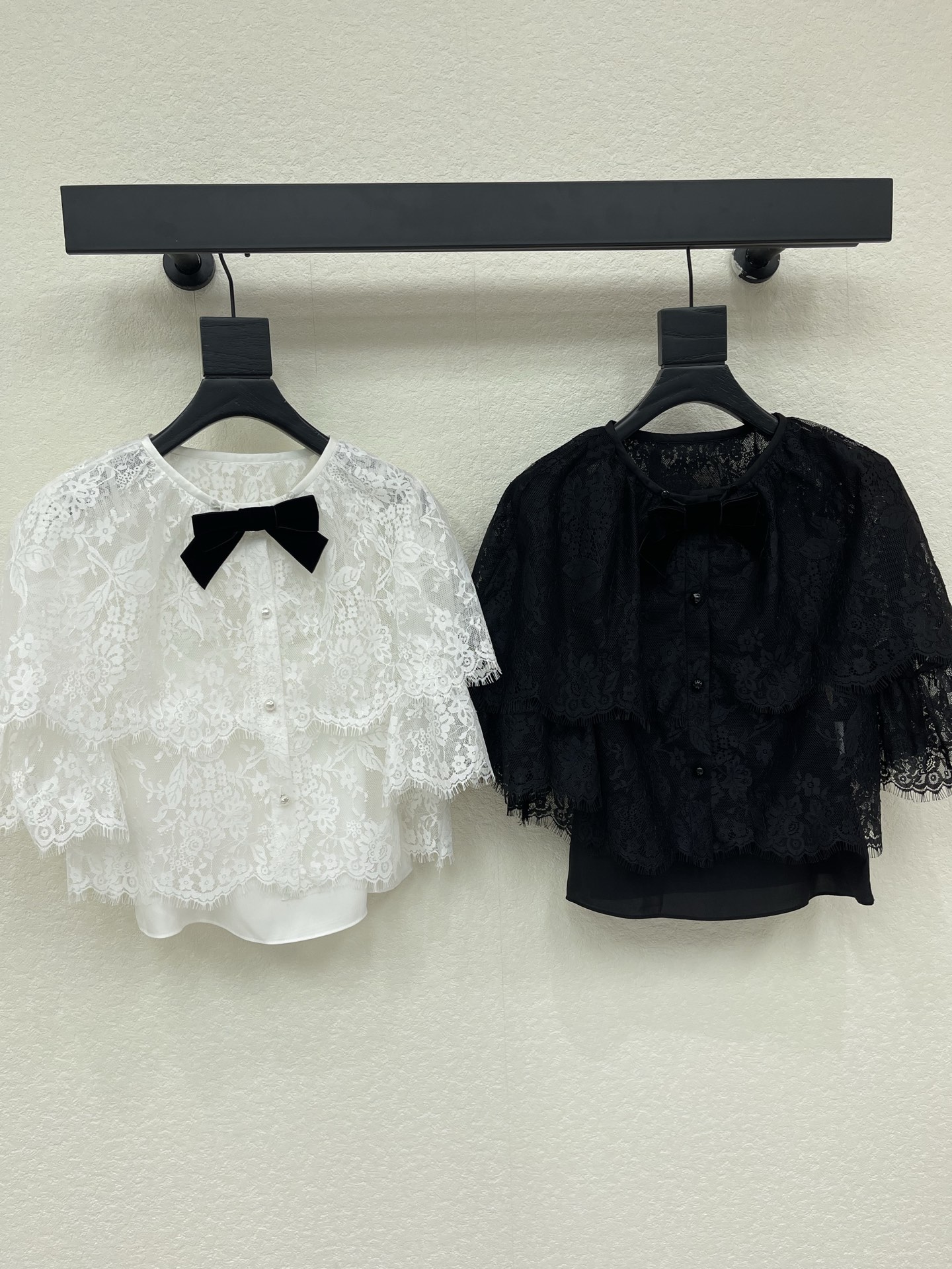 NO:873080,Niche design JORYA26 new spring and summer sweetheart ballet girl three-dimensional bow lace top, lace layered double-layer lace cape design, exquisite lace details and soft lines, fashionable yet sweet style, the upper body has both French romance and sweet elements, light and energetic, salty or sweet girly style SML,,19860909小众设计JORYA26春夏新品甜心芭蕾少女立体蝴蝶结蕾丝上衣 花边层叠双层蕾丝斗篷设计 精致的花边细节和柔美的线条 时髦又不失甜美的风格 上身兼具法式浪漫与甜美元素 轻盈又活力 可盐可甜少女风SML,,,Women's clothing