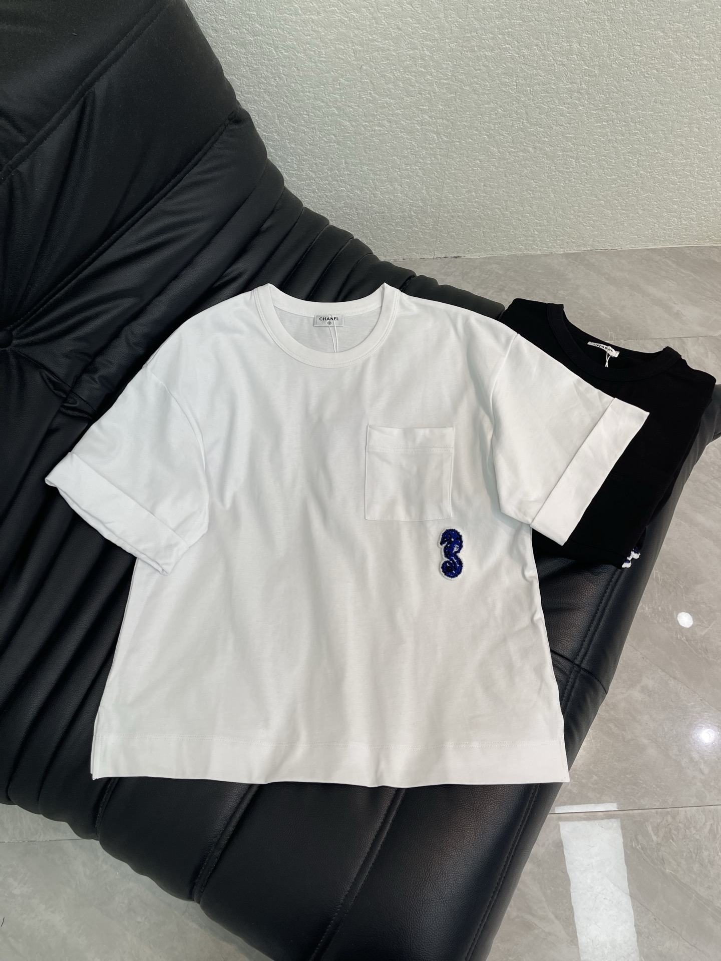 NO:867073,Chane*26 new spring and summer short-sleeved T-shirt with pocket embroidery and small seahorse. Pure cotton fabric. High-density fashionable sports style. Every daily wear. Playful and age-reducing design elements full of vitality. High quality. Sizes SML, chanel, T-shirt, tees, t-shirt,19860909Chane*26春夏新款口袋刺绣小海马短袖T恤 纯棉面料 高密度时髦运动风 每个日常的穿搭 俏皮减龄充满元气的设计元素 高品质 尺码SML,,chanel,T-shirt,tees，t-shirt,,Women's clothing