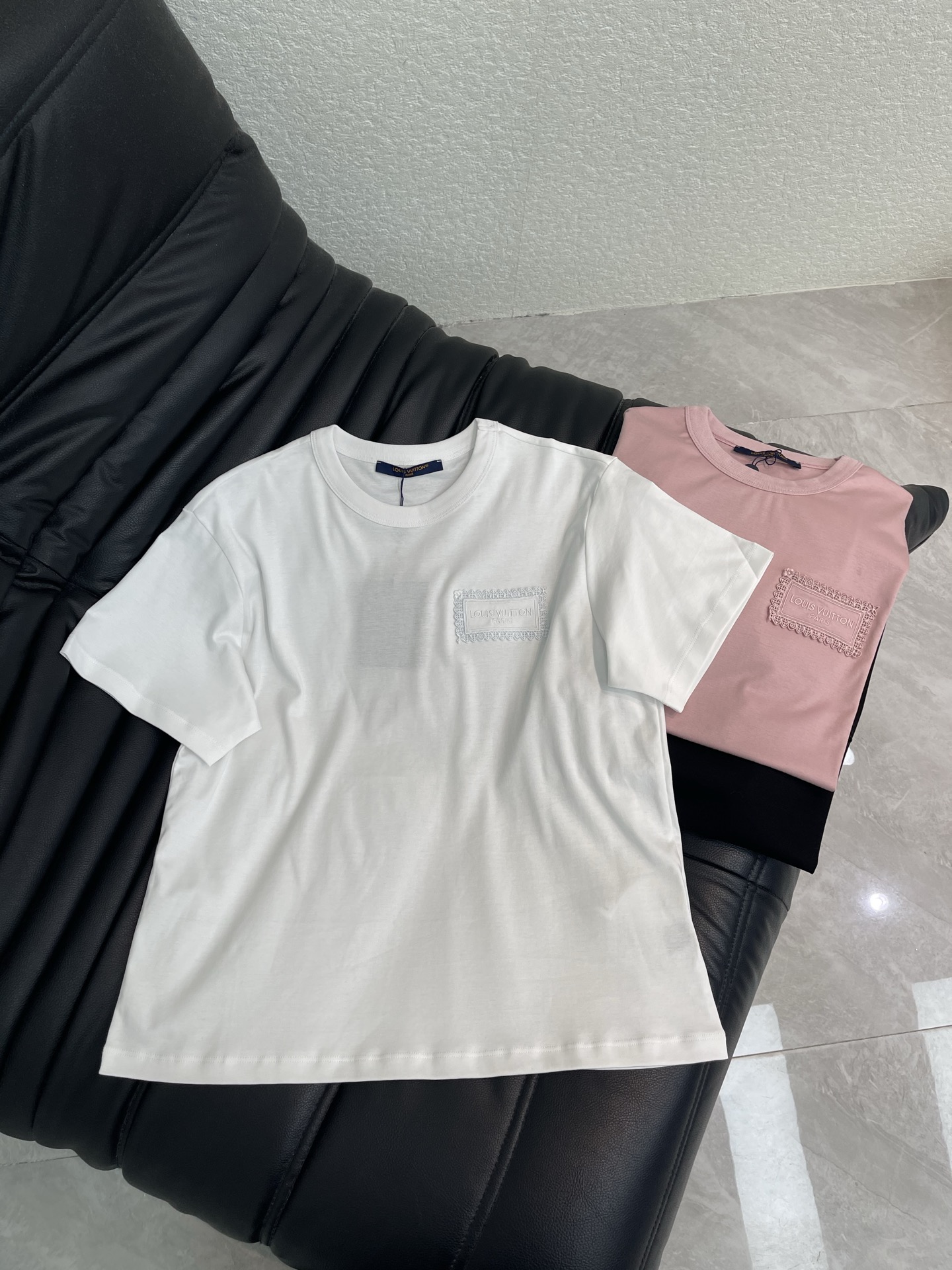 NO:867023,Louis Vuitto*26 new spring and summer solid color micro-label embroidered letter short-sleeved T-shirt Mercerized cotton fabric High-density fashionable sports style Every daily wear Playful and age-reducing design elements full of vitality High quality Size SML, Louis Vuitton, T-shirt, tees, t-shirt,19860909Louis Vuitto*26春夏新款纯色微标刺绣字母短袖T恤 丝光棉面料 高密度时髦运动风 每个日常的穿搭 俏皮减龄充满元气的设计元素 高品质 尺码SML,,louis vuitton,T-shirt,tees，t-shirt,,Women's clothing
