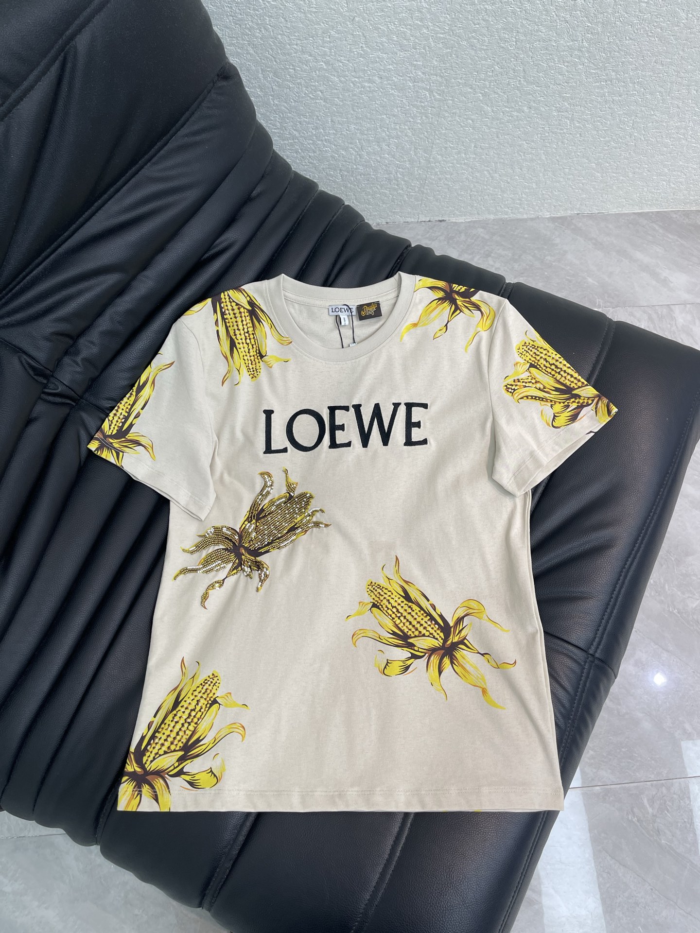 NO:867050,Loew*26 new spring and summer new full-body corn print handmade beaded short-sleeved T-shirt. Pure cotton fabric. High-density fashionable sports style. Every daily wear. Playful and age-reducing design elements full of vitality. High quality. Size SML,,loewe,T-shirt,tees,t-shirt,19860909Loew*26春夏新款全身玉米印花纯手工钉珠短袖T恤 纯棉面料 高密度时髦运动风 每个日常的穿搭 俏皮减龄充满元气的设计元素 高品质 尺码SML,,loewe,T-shirt,tees，t-shirt,,Women's clothing