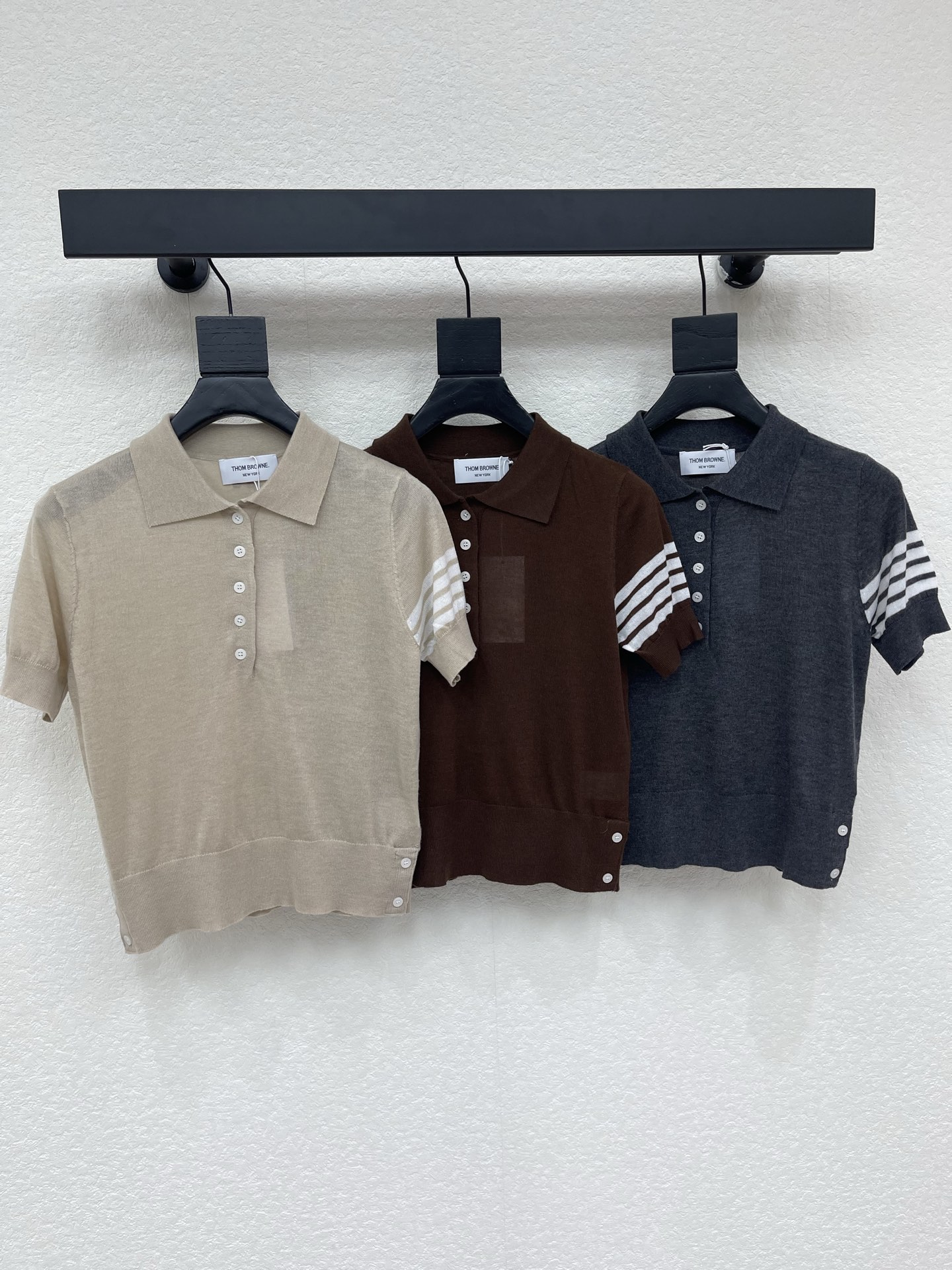 NO:866904,Thom Brown*TB26 new spring and summer lapel knitted short sleeves!  Customized ice silk material, light and breathable, lapel knitted short-sleeve cut, front collar placket button design, easy to put on and take off, threaded hem narrowing design, overall simple and high-end, classic stripes with contrasting colors, regular version, more slim and tolerant, versatile style regardless of age and skin color!  SML,,T-shirt,19860909Thom Brown*TB26春夏新款翻领针织短袖！定制冰丝材质 轻薄透气 翻领针织短袖剪裁 前襟领口开襟扣设计 穿脱方便 螺纹下摆收窄设计 整体简约有高级 条纹经典条纹撞色 常规版型 更显瘦包容身材百搭款式不挑年龄肤色！SML,,T-shirt,,Women's clothing