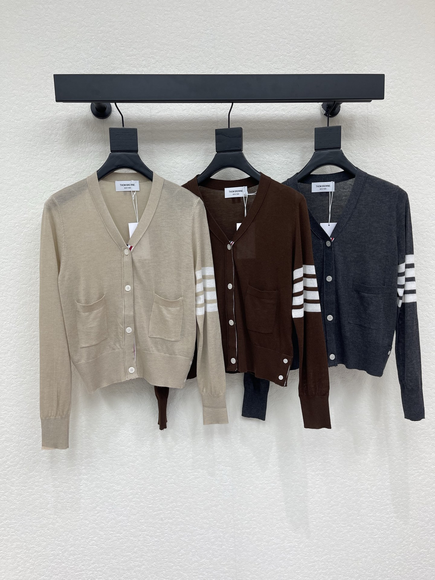 NO:866994,Thom Brown*TB26 new spring and summer V-neck long-sleeved knitted cardigan!  Customized ice silk material, light and breathable V-neck long-sleeved cardigan cut, logo stripe horizontal bars embellish the arms, giving a strong retro college style, playful and age-reducing, and whitening, easy to wear for daily travel or parties!  SML,,19860909Thom Brown*TB26春夏新款V领长袖针织开衫！定制冰丝材质 轻薄透气 V领长袖开衫剪裁,标志条纹横杠点缀手臂 让复古学院风格强烈 俏皮减龄显白 日常出行或聚会轻松驾驭！SML,,,Women's clothing