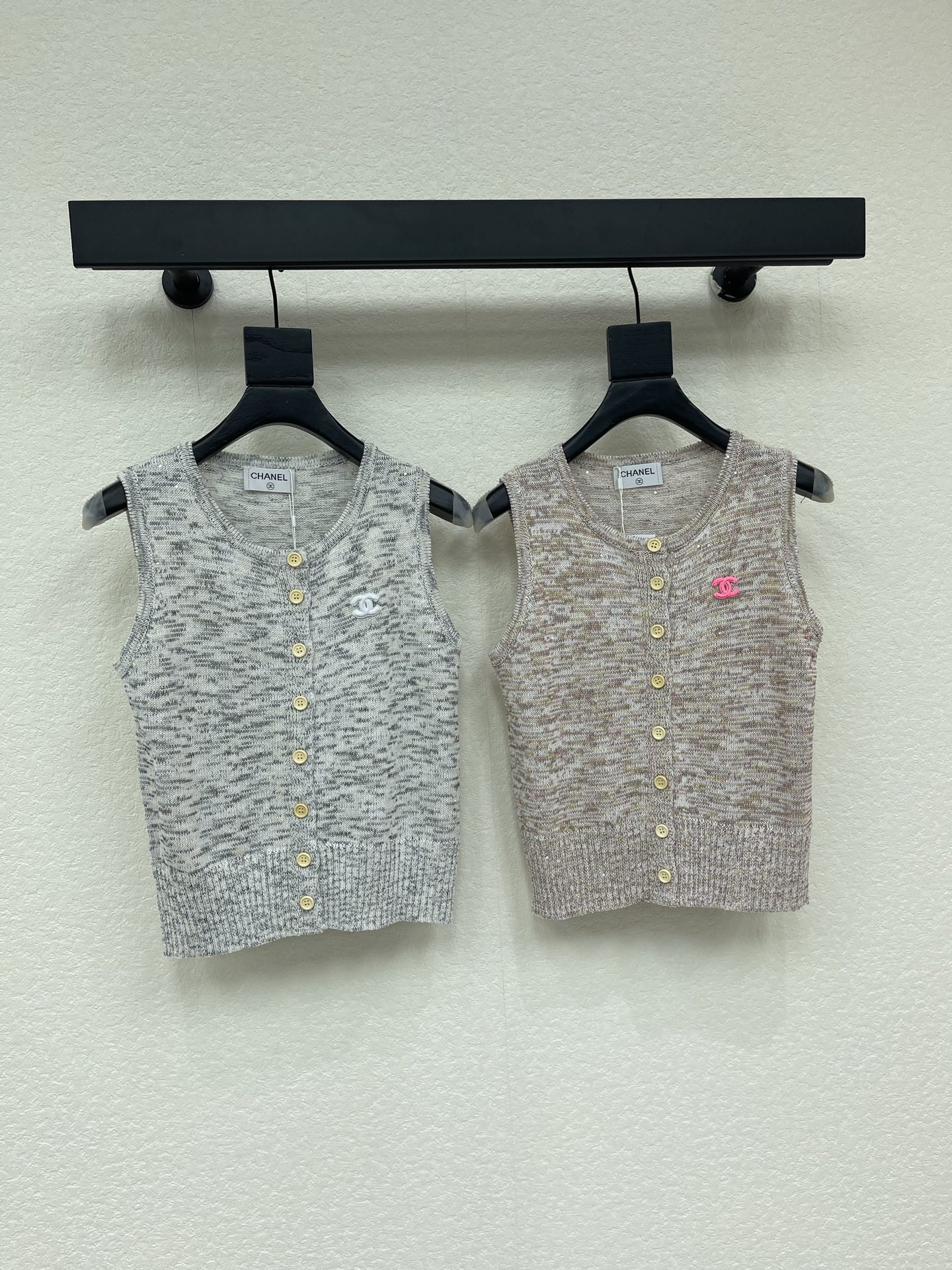 NO:866984,CHANE*26 new spring and summer round neck knitted vest!  Customized imported materials, skin-friendly and comfortable, all-over gradient smudged texture, plush logo embellishment on the chest, highlighting the brand's high-end style, knitted vest style, no need for deliberate embellishments, relaxed and high-end brand tone!  SML,,chanel,19860909CHANE*26春夏新款圆领针织背心！定制进口材质 亲肤舒适 通体渐变晕染肌理 胸前毛绒徽标点缀 彰显品牌高级格调 针织背心版型 无需刻意加饰 松弛高级的品牌调性！SML,,chanel,,Women's clothing