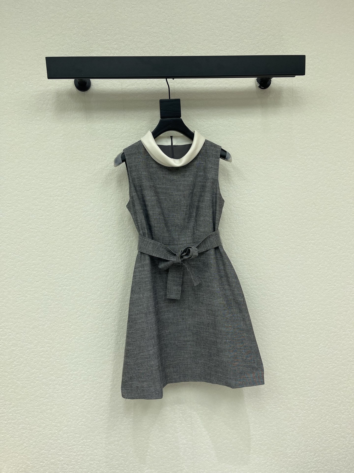 NO:873036,Dio*26 new spring and summer French Hepburn style stand-up collar belt sleeveless dress. It has the right feeling of being delicate and delicate. It can be sweet and salty to reduce the age of the girl. The sleeveless vest style is paired with white contrasting lapels to instantly brighten the overall look. The high-waisted bow belt design accurately tightens the waistline and optimizes the body proportions. The texture of the customized fabric is amazing. It is very practical and can be used for daily commuting. SMLXL, dior, skirts,19860909Dio*26春夏新品法式赫本风立领腰带无袖连衣裙 妥妥的娇俏千金感 可甜可盐减龄少女风 无袖背心款搭配白色撞色翻领瞬间提亮整体造型 高腰蝴蝶结腰带设计精准收束腰线优化身材比例 定制面料质感超赞 实穿度非常高日常通勤皆可SMLXL,,dior,skirts,,Women's clothing