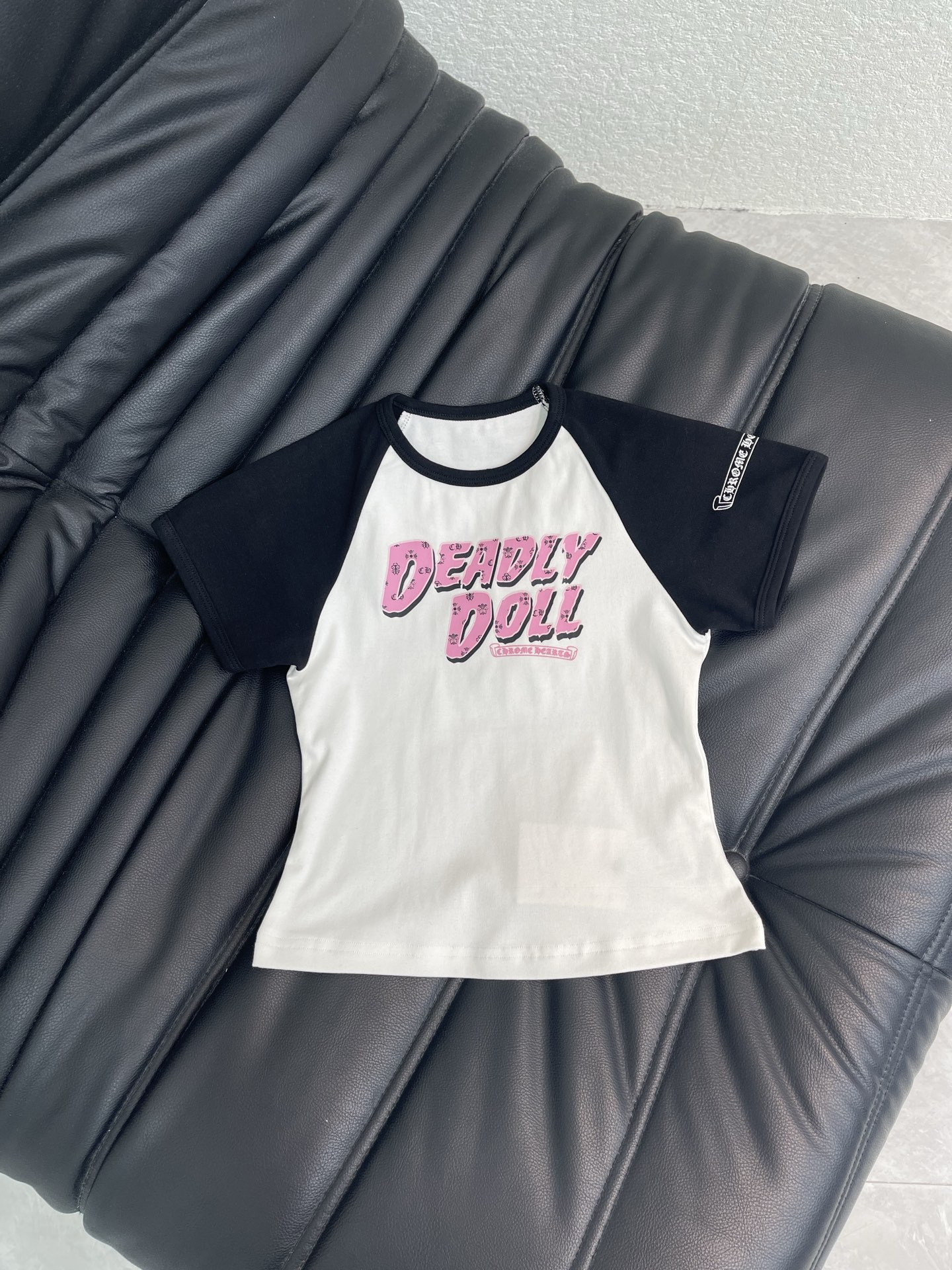 NO:871852,Chrome Heart*x Deadly Doll co-branded short-sleeved T-shirt, black and white splicing + raglan sleeve design, pink 'Deadly Doll' words on the chest are very recognizable!  Gothic style + comic elements, full score for dark aesthetics. Cotton fabric, slim fit, slightly tight arms, suitable for sisters who like personalized dressing. Pair it with jeans or overalls for daily use, and you can easily get a sense of street fashion!  SML,,chrome hearts,chrome hearts,jeans,T-shirt,tees,t-shirt,19860909克罗心Chrome Heart*x Deadly Doll联名短袖T恤,黑白拼接+插肩袖设计,胸前粉色“Deadly Doll”字样超有辨识度！哥特风+漫画元素,暗黑美学满分.棉质面料,版型偏修身,手臂略紧,适合喜欢个性穿搭的姐妹.日常搭配牛仔裤或工装裤,轻松get街头潮流感！SML,,chrome hearts,chrome hearts,jeans,T-shirt,tees，t-shirt,,Women's clothing