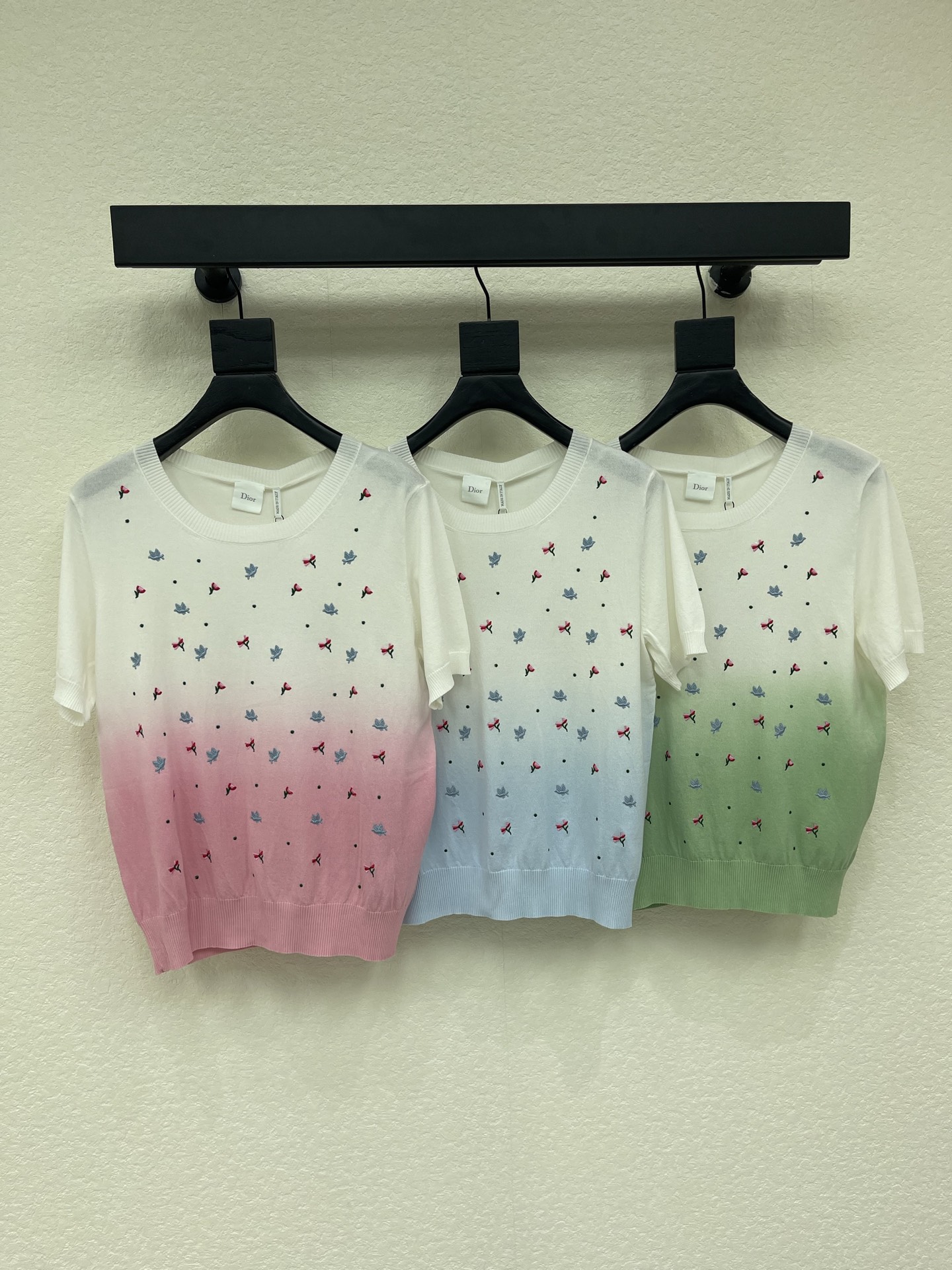NO:871878,Dio*26 new spring and summer embroidered floral round neck knitted short sleeves, designed with gradient colors and embellished with red and blue flowers, fresh and lively!  The fabric is skin-friendly, breathable, light and drapey, making it super comfortable to wear in summer. It has a loose fit and is very tolerant. It is OK to wear alone or layered with shirts. It can be easily used in daily outings and casual occasions!  SML,,dior,shirts,T-shirt,19860909Dio*26春夏新款刺绣碎花圆领针织短袖,采用渐变色设计,点缀红蓝小花,清新又活泼！面料亲肤透气,轻盈垂坠,夏天穿超舒服～宽松版型,包容性强,单穿或叠搭衬衫都很OK,日常出街、休闲场合都能轻松驾驭！SML,,dior,shirts,T-shirt,,Women's clothing