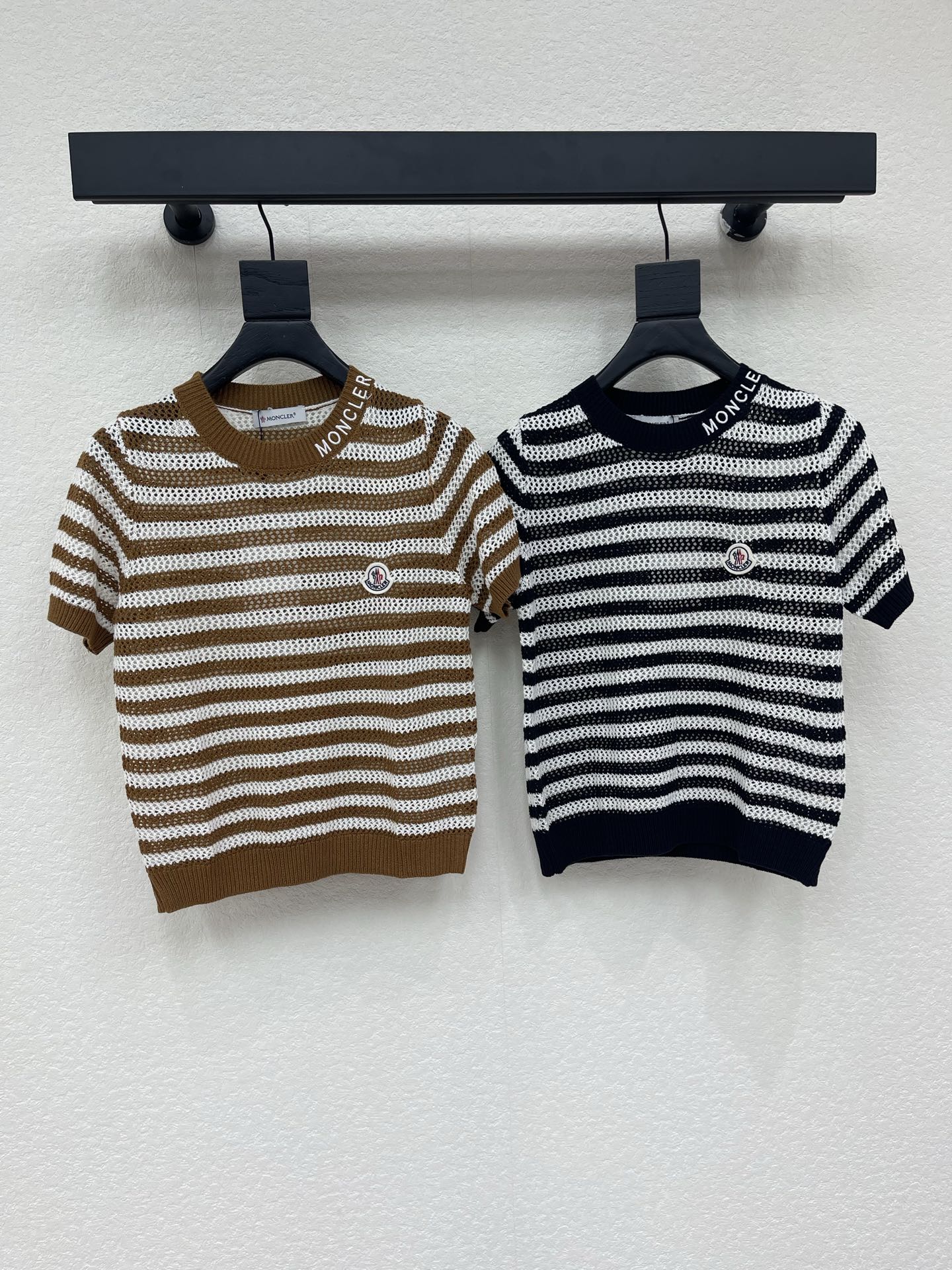 NO:871850,Moncle* 26 spring and summer new striped round neck knitted short sleeves!  Customized imported yarn weaving, stretchy and comfortable, breathable and easy to wear, round neck knitted short sleeves, whole body hollow crochet, letter logo on the chest and embroidered letters on the neck echo the letters, strong retro style, easy to wear for daily travel or parties!  SML,,Moncler,T-shirt,19860909Moncle*蒙口26春夏新款条纹圆领针织短袖！定制进口纱线织造 弹力舒适 透气好穿 圆领针织短袖 通体镂空钩针 胸前字母徽标领口刺绣字母呼应 复古风格强烈 日常出行或聚会轻松驾驭！SML,,Moncler,T-shirt,,Women's clothing