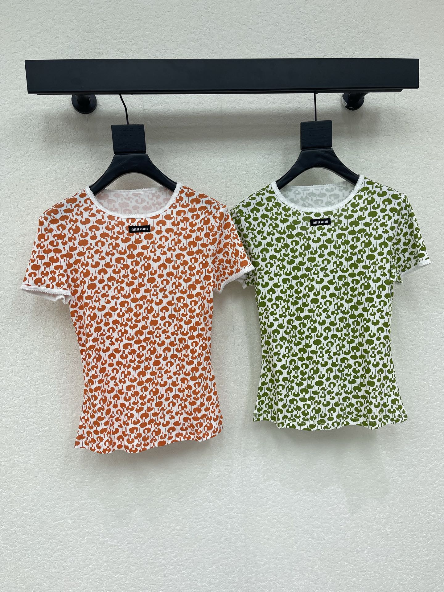 NO:874508,MiuMi*26 new spring and summer floral lace short-sleeved T-shirt, light and breathable fabric, super comfortable to wear in summer! White bottom + orange/green floral, energetic and playful, round neck + white piping, perfect details. Brand logo on the chest, highly recognizable. It can be easily managed for daily commuting and leisure, paired with a white skirt or jeans, a fresh and sweet style! MiuMiu's consistent exquisite design, a must for young girls. Orange/green  SML,,miumiu,skirts,jeans,T-shirt,tees,t-shirt,19860909MiuMi*26春夏新款碎花蕾丝边短袖T恤,轻薄透气面料,夏天穿超舒服!白色底+橙色/绿色碎花,活力又俏皮,圆领+白色滚边,细节满分.胸前品牌标识,辨识度高.日常通勤,休闲都能轻松驾驭,搭配白色半裙或牛仔裤,清新甜美风get!MiuMiu一贯的精致设计,年轻女生必.橙色/绿色 SML,,miumiu,skirts,jeans,T-shirt,tees，t-shirt,,Women's clothing
