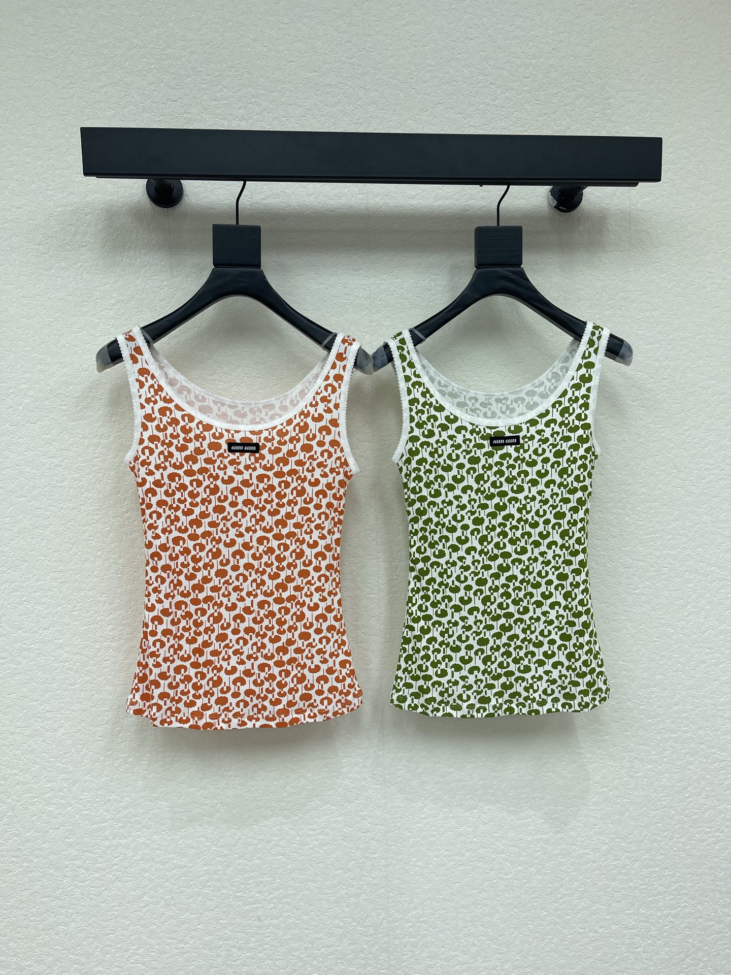 NO:874525,MiuMi*26 new spring and summer floral lace printed vest, made of light cotton fabric, white background with orange and green geometric patterns, fresh and retro. Round neck + white piping design, perfect details, simple tailoring, super comfortable to wear in spring and summer! It can be easily controlled for daily commuting and leisure, and it looks great in matching or matching, and you can easily get a sense of fashion. Orange/green SML,,miumiu,19860909MiuMi*26春夏新款碎花蕾丝边印花背心,采用轻薄棉质面料,白色底色搭配橙色绿色几何图案,清新又复古.圆领+白色滚边设计,细节满分,剪裁简约,春夏穿超舒服!日常通勤,休闲都能轻松驾驭,搭配或都很出彩,轻松get时髦感.橙色/绿色 SML,,miumiu,,Women's clothing