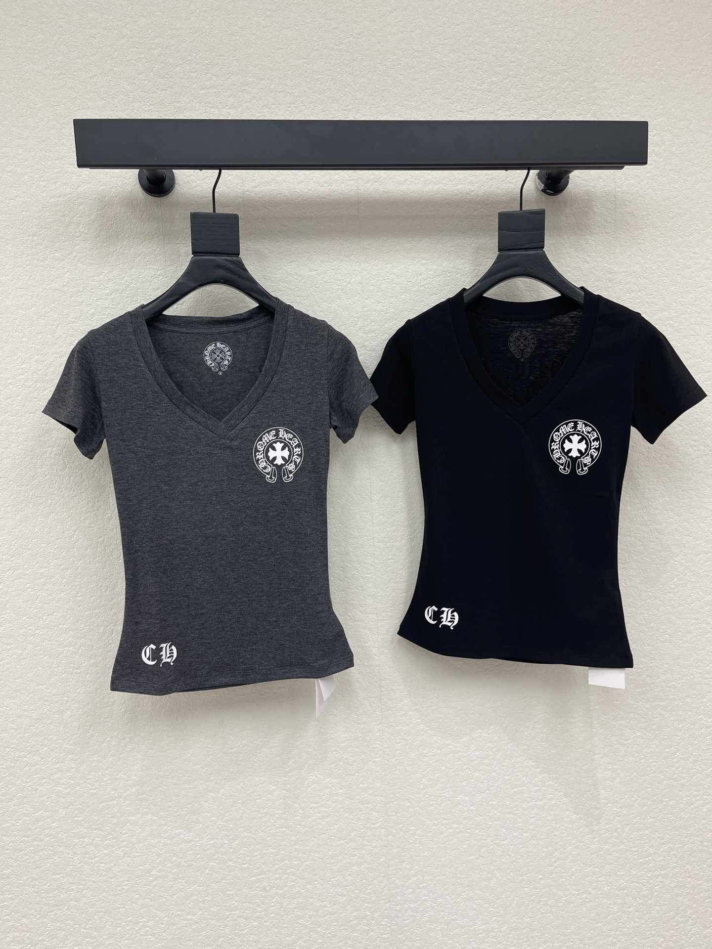 NO:872034,Chrome Heart* Chrome Heart's popular V-neck limited-sleeved T-shirt. Sanskrit scroll printing on the back. Custom-dyed Yb pure cotton fabric. Soft and delicate. Available in stock. Sizes SML, chrome hearts, chrome hearts, T-shirt, tees, t-shirt,19860909Chrome Heart*克罗心 爆款V领限定短袖T恤 背后梵文卷轴印花 定染Yb纯棉面料 柔软细腻 现货 尺码SML,,chrome hearts,chrome hearts,T-shirt,tees，t-shirt,,Women's clothing