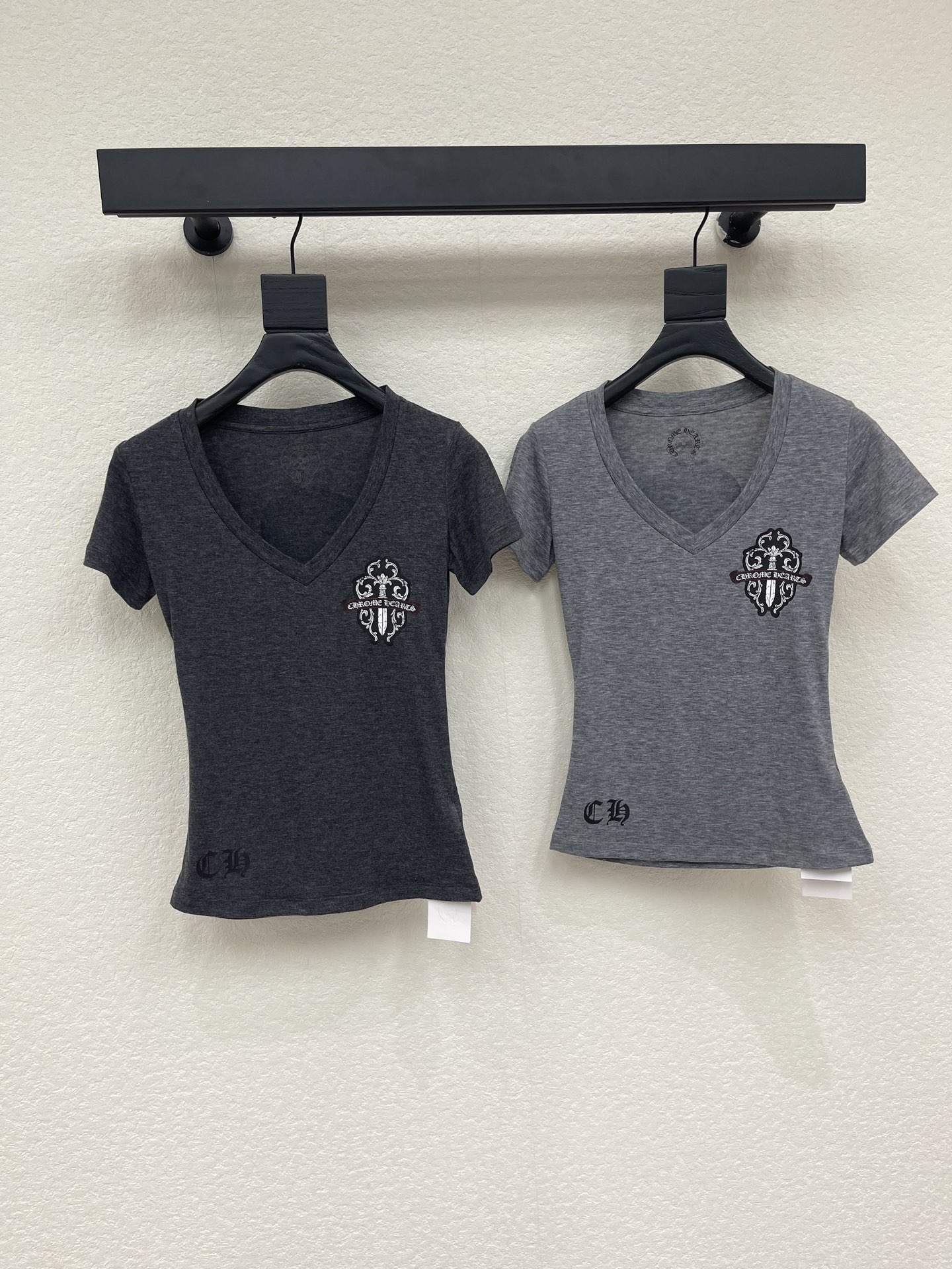 NO:871894,Chrome Hearts* Chrome Hearts army green cracked sword print gray V-neck short-sleeved T-shirt in stock. Sizes SML,,chrome hearts,chrome hearts,T-shirt,tees,t-shirt,19860909Chrome Hearts*克罗心军绿裂纹宝剑印花灰色V领短袖T恤 现货 尺码SML,,chrome hearts,chrome hearts,T-shirt,tees，t-shirt,,Women's clothing