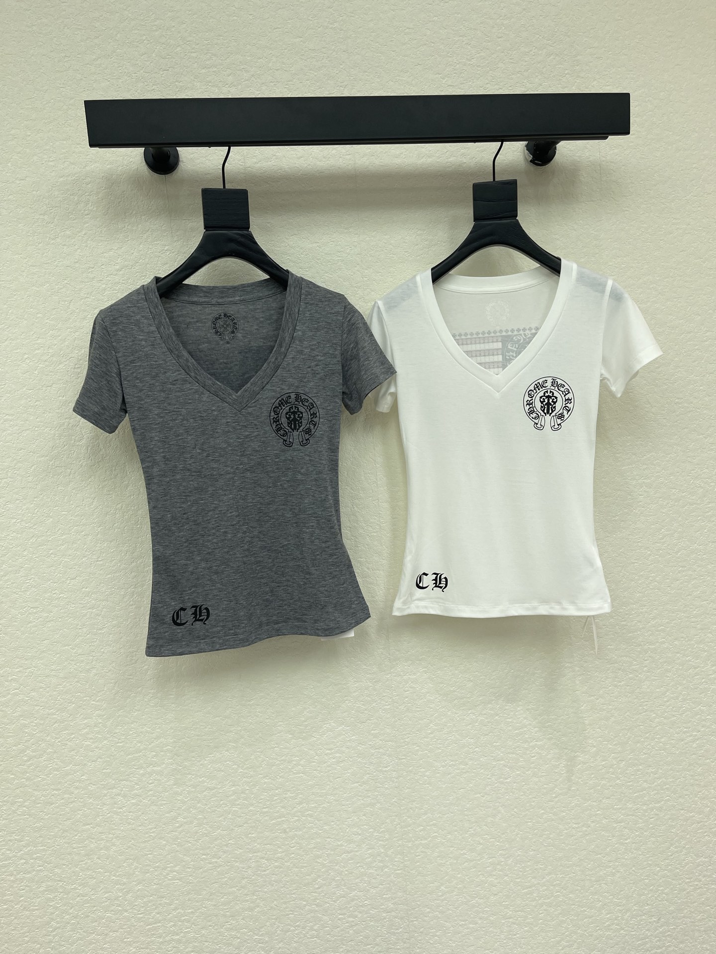 NO:871866,Chrome Hearts* Chrome Hearts new flag logo V-neck short-sleeved T-shirt in stock, sizes SML,,chrome hearts,chrome hearts,T-shirt,tees,t-shirt,19860909Chrome Hearts*克罗心新款国旗徽标V领短袖T恤 现货 尺码SML,,chrome hearts,chrome hearts,T-shirt,tees，t-shirt,,Women's clothing