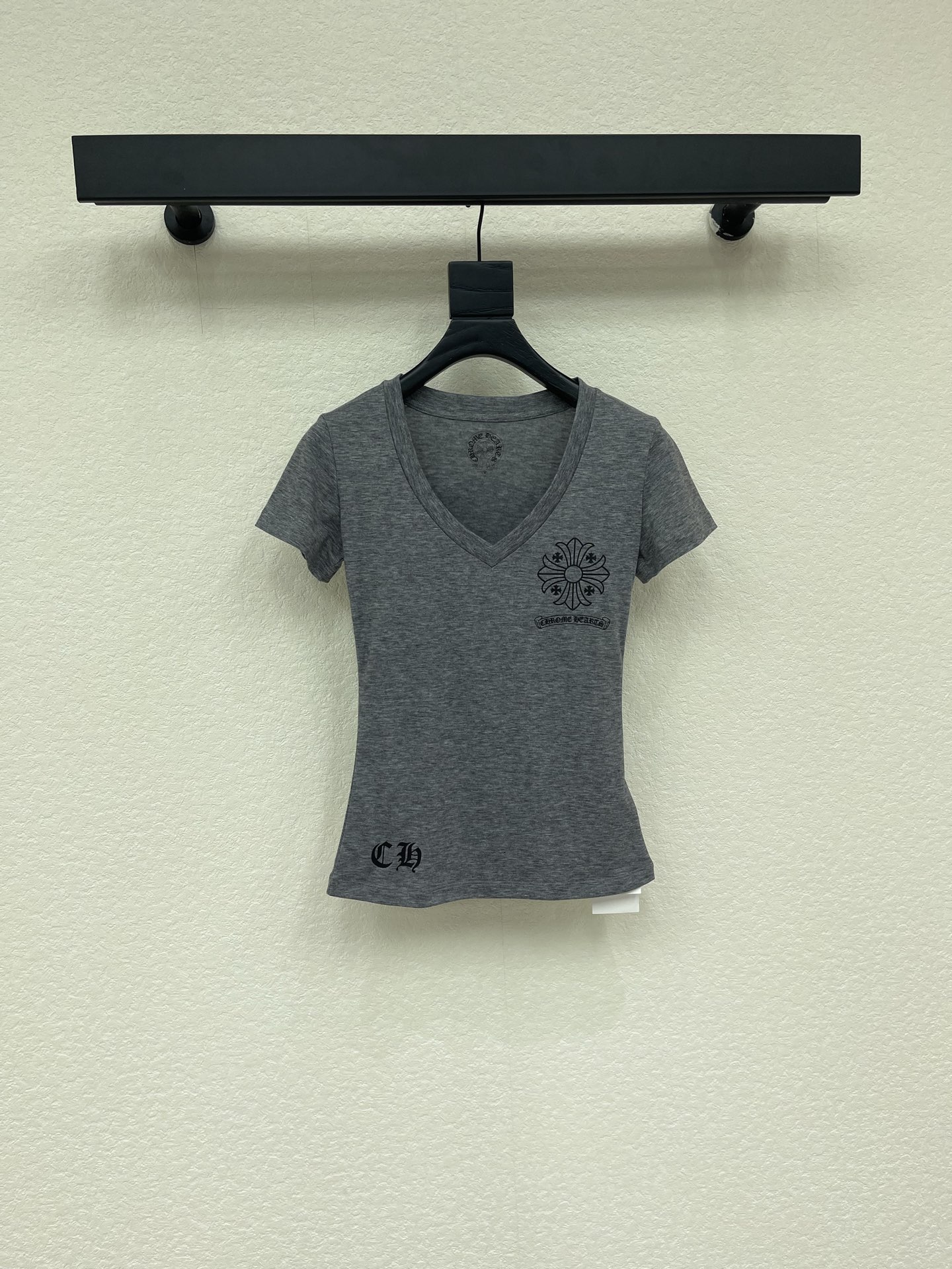 NO:871998,Chrome Heart* Chrome Hearts popular V-neck limited-sleeved T-shirt with cross scroll printing on the back. Custom dyed Yb pure cotton fabric. Soft and delicate. Available in stock. Sizes SML, chrome hearts, chrome hearts, T-shirt, tees, t-shirt,19860909Chrome Heart*克罗心 爆款V领限定短袖T恤 背后十字架卷轴印花 定染Yb纯棉面料 柔软细腻 现货 尺码SML,,chrome hearts,chrome hearts,T-shirt,tees，t-shirt,,Women's clothing