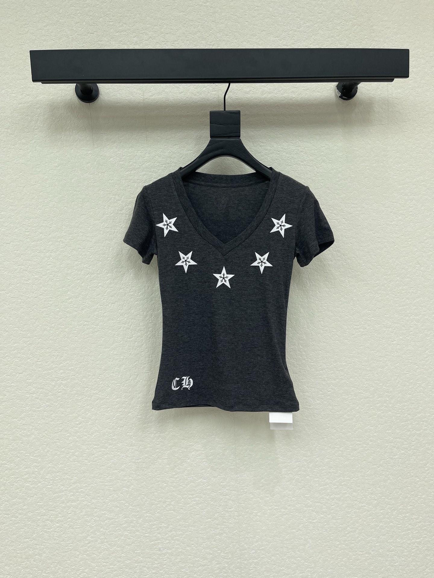 NO:871991,Chrome Heart* Chrome Hearts popular V-neck limited short-sleeved T-shirt, five-pointed star Sanskrit slogan printing, custom-dyed Yb pure cotton fabric, soft and delicate, in stock, sizes SML, chrome hearts, chrome hearts, T-shirt, tees, t-shirt,19860909Chrome Heart*克罗心 爆款V领限定短袖T恤 五角星梵文标语印花 定染Yb纯棉面料 柔软细腻 现货 尺码SML,,chrome hearts,chrome hearts,T-shirt,tees，t-shirt,,Women's clothing