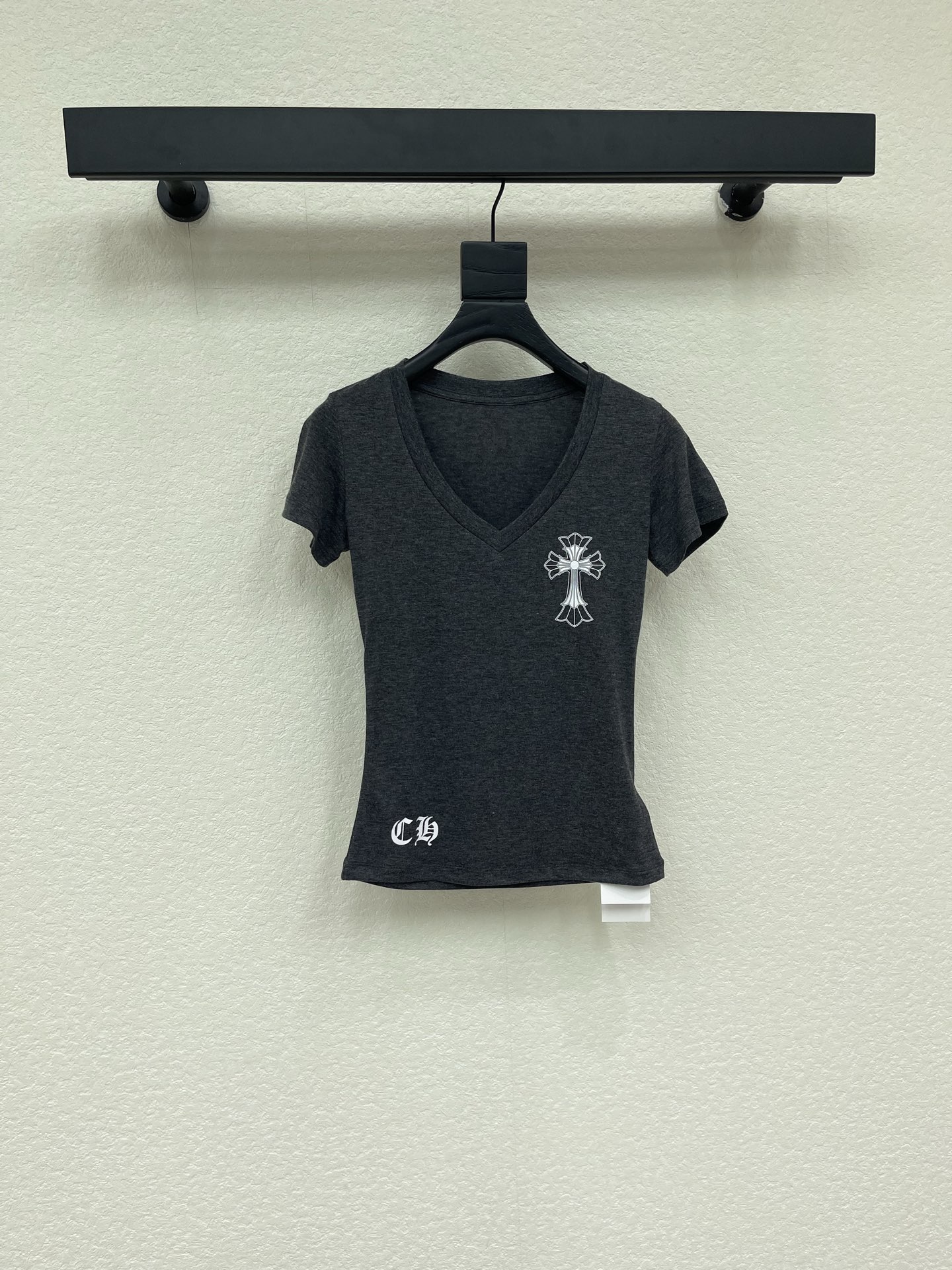 NO:871974,Chrome Heart* Chrome Hearts popular V-neck limited-sleeved T-shirt with cross scroll printing on the back. Custom dyed Yb pure cotton fabric. Soft and delicate. Available in stock. Sizes SML, chrome hearts, chrome hearts, T-shirt, tees, t-shirt,19860909Chrome Heart*克罗心 爆款V领限定短袖T恤 背后十字架卷轴印花 定染Yb纯棉面料 柔软细腻 现货 尺码SML,,chrome hearts,chrome hearts,T-shirt,tees，t-shirt,,Women's clothing