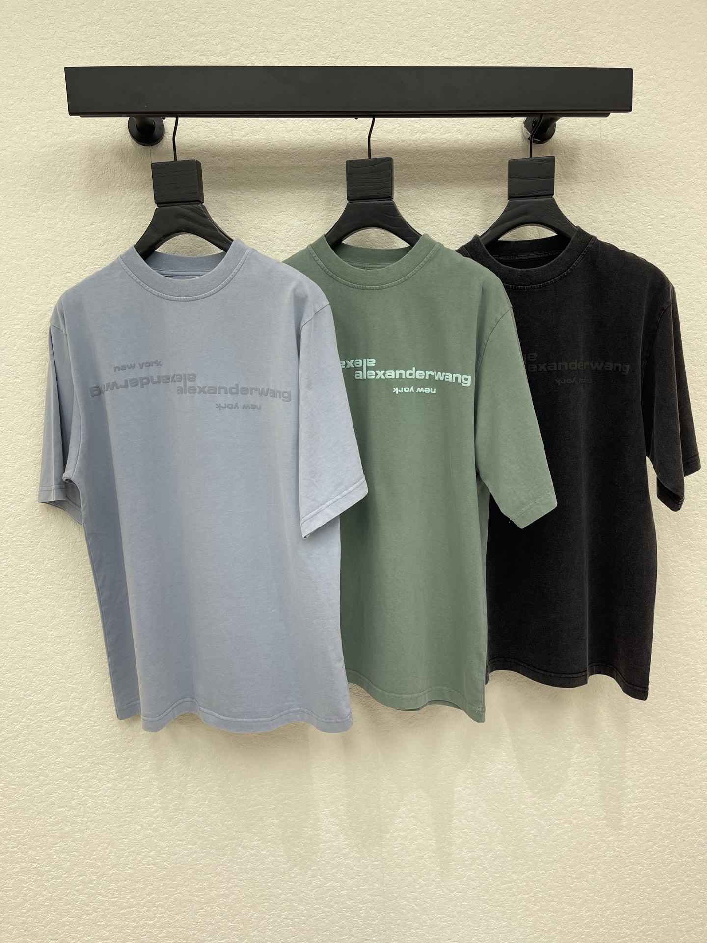 NO:874499,Alexand*r wang26 new spring and summer printed foam letters loose round neck short-sleeved T-shirt. This T-shirt comes from AW King sky blue super healing, brand logo embossed design on the front, simple and recognizable pure cotton material, soft and breathable, super comfortable to wear in summer!  The loose shoulder style can be easily worn by both men and women. It can be worn alone or layered. It can be easily worn in daily life, on the street, and on vacation~SML,,alexander wang,T-shirt,tees,t-shirt,19860909Alexand*r wang26春夏新款印花发泡字母宽松圆领短袖T恤.这款T恤来自AW大王天蓝色超治愈,正面品牌Logo压花设计,简约又有辨识度纯棉材质,柔软透气,夏天穿超舒服！宽松落肩版型,男女都能轻松驾驭,单穿或叠搭都很百变,日常、街头、度假都能轻松hold住～SML,,alexander wang,T-shirt,tees，t-shirt,,Women's clothing