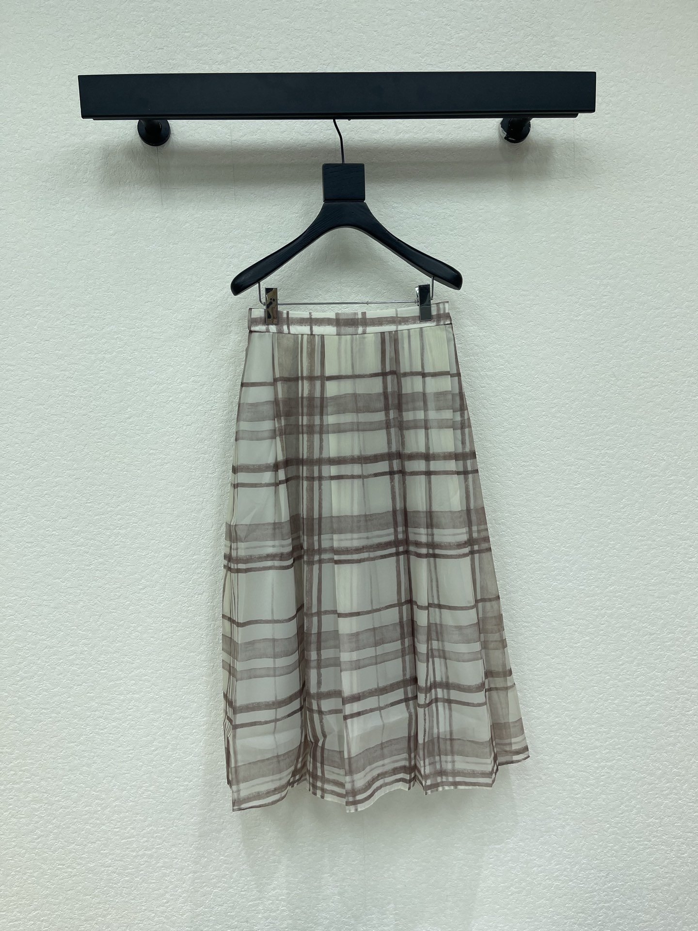 NO:873090,Brunello Cucinell*26 new BC plaid skirt, the fabric is light and draped, smooth to the touch, and has a slight luster that is super elegant. The gray-brown plaid design is retro and eye-catching. The A-line skirt modifies the leg shape and is friendly to the pear-shaped figure. The high-waist design elongates the proportions. It looks great when paired with a sweater or shirt. It can be easily controlled for commuting, dating, and daily life. It has a perfect French lazy atmosphere!  SML,,brunello cucinelli,skirts,shirts,19860909Brunello Cucinell*26新款BC格纹半裙,面料轻盈垂坠,触感柔滑,微光泽感超优雅.灰棕格纹设计,复古又耐看,A字裙摆修饰腿型,梨形身材友好.高腰设计拉长比例,搭配针织衫或衬衫都很出彩,通勤、约会、日常都能轻松驾驭,法式慵懒氛围感满分！SML,,brunello cucinelli,skirts,shirts,,Women's clothing