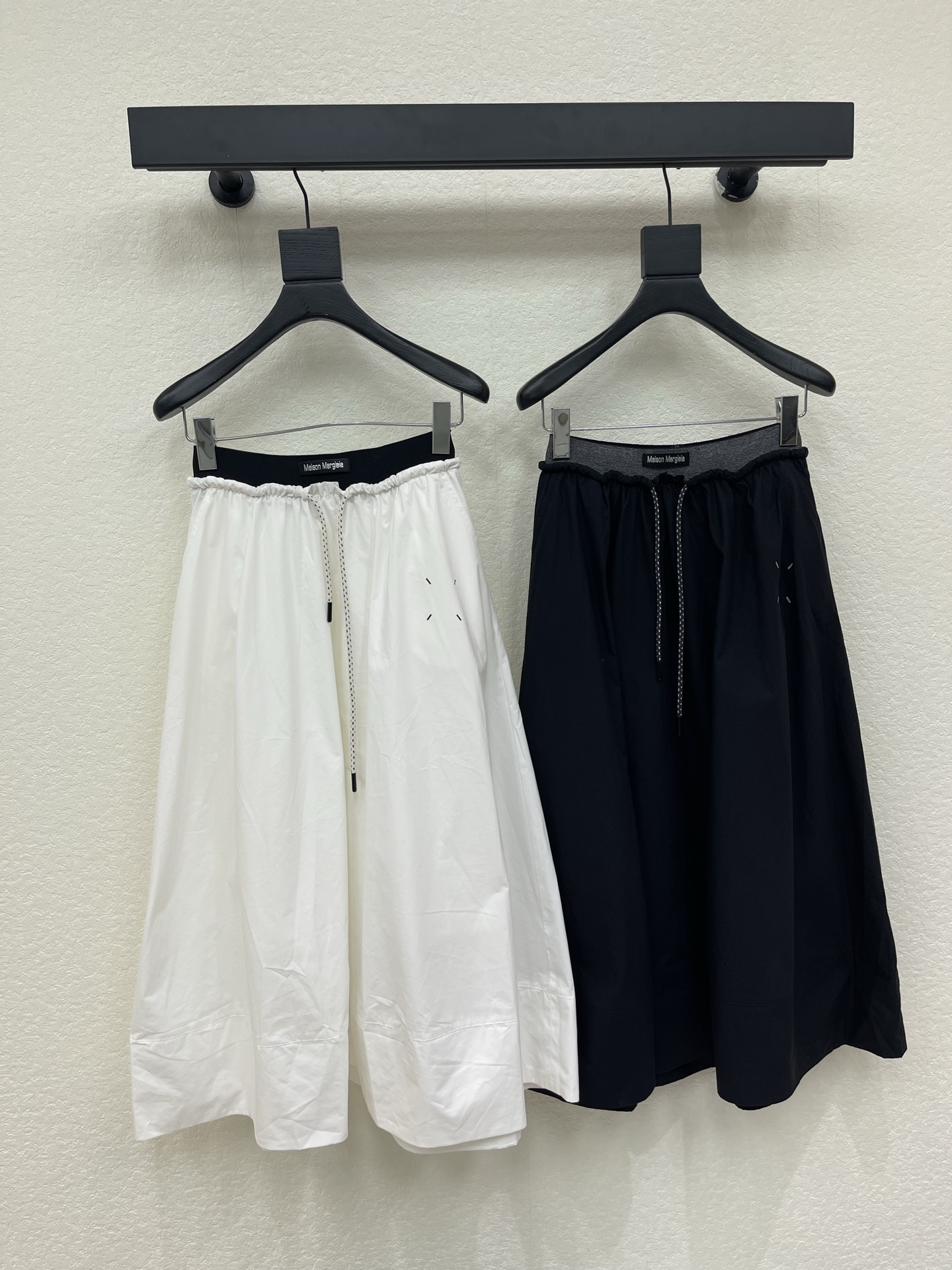 NO:874578,MM6*26 new elastic waist drawstring skirt, a must-have for goddesses with temperament. Contrasting color webbing splicing decoration. High-end fabrics. Full of high-end sense. Classic tailoring. Visually slimming and elongating body proportions. Timeless classics are absolutely not to be missed. It is fashionable with any style. Extremely practical and comfortable. SML, masion margiela, skirts,19860909MM6*26新款松紧腰抽绳半身裙 气质女神必入 撞色织带拼接装饰 高订面料 满满的高级感 经典剪裁 视觉显瘦显高拉长身材比例 永恒经典是绝对不可错过的 搭配任何风格都是大写的时髦 实穿度极高 舒适度满分 SML,,masion margiela,skirts,,Women's clothing