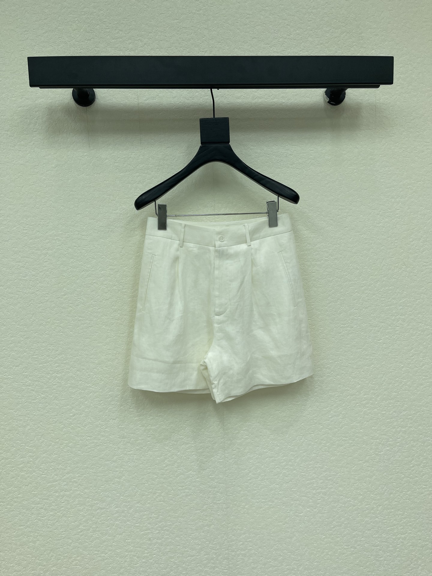 NO:874582,Ralph laure*Raff 26 new product RL old money style, long-term and high-intellectual wear!  Imported linen suit shorts!  Lazy and casual high-end item. Classic mid-high-waisted straight wide-leg pants!  Amazing outfits for pear-shaped bodies!  The details are full of low-key luxury. Highly recommended to keep versatile items for yourself!  SML,,loro piana,shorts,business suit,19860909Ralph laure*拉夫26新品RL老钱风,长期主义高智感穿搭！进口亚麻西装短裤！慵懒随性的高级单品.经典中高腰直筒阔腿裤型！梨形身材的穿搭天菜！细节感满满低调奢华.强烈推荐自留百搭单品！SML,,loro piana,shorts,business suit,,Women's clothing