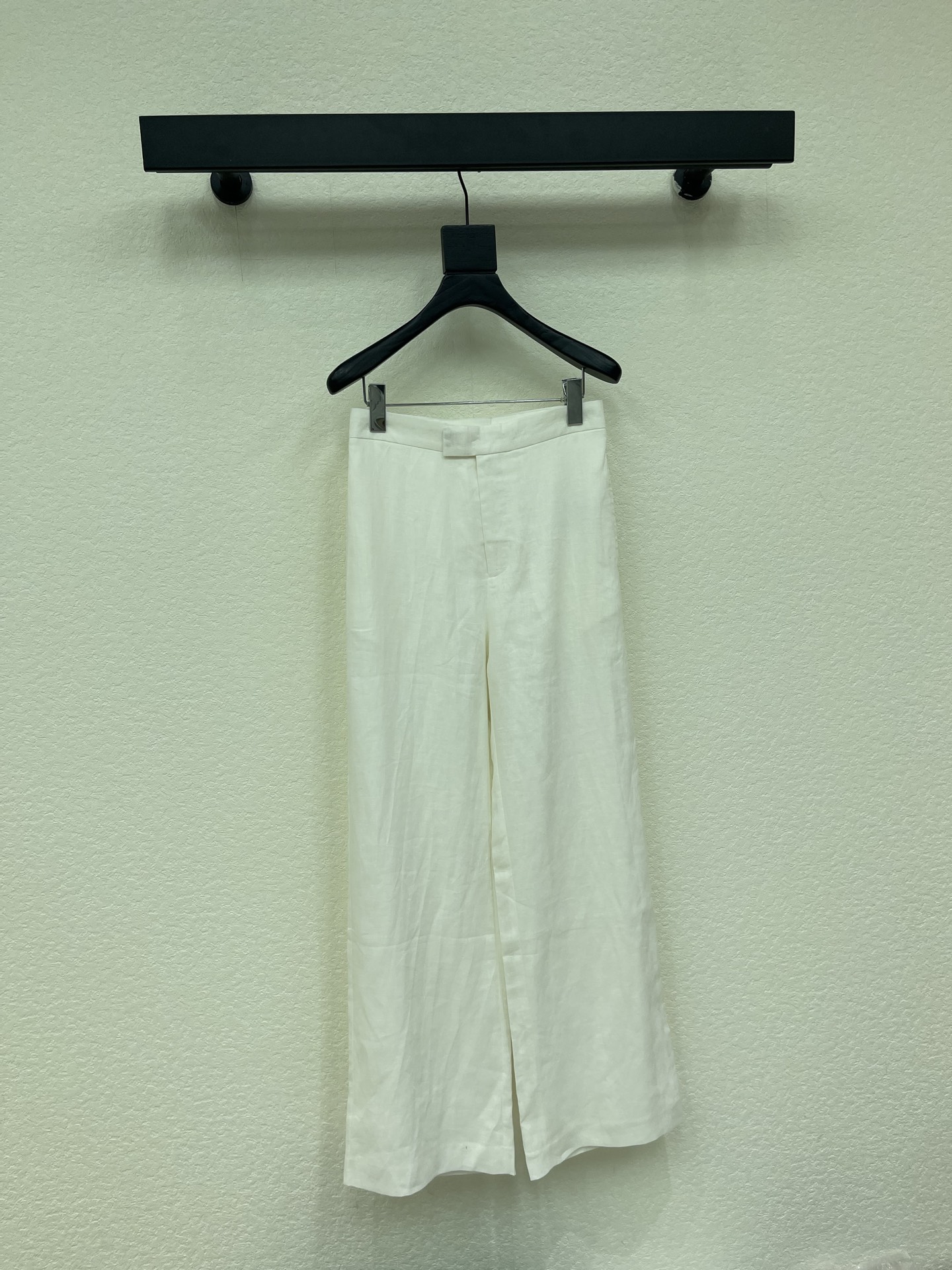 NO:874576,Ralph laure*Raff 26 new product RL old money style, long-term and high-intellectual wear!  Imported linen high-waisted trousers!  Lazy and casual high-end item. Classic mid-rise straight wide-leg pants!  Amazing outfits for pear-shaped bodies!  The details are full of low-key luxury. Highly recommended to keep versatile items for yourself!  SML,,loro piana,19860909Ralph laure*拉夫26新品RL老钱风,长期主义高智感穿搭！进口亚麻高腰长裤西裤！慵懒随性的高级单品.经典中腰直筒阔腿裤型！梨形身材的穿搭天菜！细节感满满低调奢华.强烈推荐自留百搭单品！SML,,loro piana,,Women's clothing