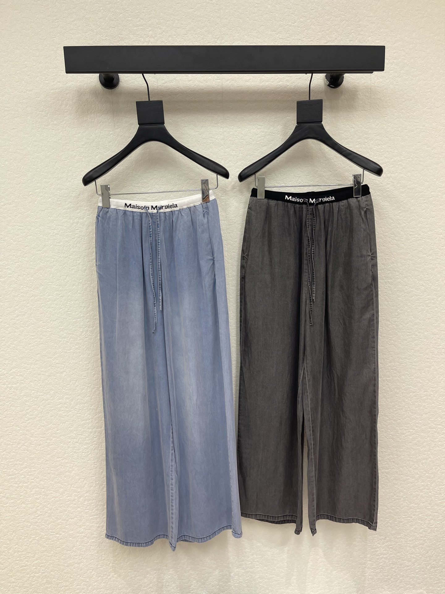 NO:874558,MM6*26 new drawstring Tencel jeans, straight fit, extremely tolerant, contrasting waistband with visual impact, a popular item with great design, custom embroidery for a high-end feel, a must-have versatile item for all seasons, age-reducing girlish style, elegant yet sweet!  You don’t need a beautiful upper body!  The quality of workmanship depends on the details SML, masion margiela,jeans,19860909MM6*26新款抽绳天丝牛仔裤 直筒版型 包容性极好 撞色腰头视觉冲击 极具设计感的爆款单品 订制刺绣尽显高级感 四季必入的百搭单品 减龄少女风气质优雅不失甜美！ 上身美的不要不要的！做工品质看细节 SML,,masion margiela,jeans,,Women's clothing