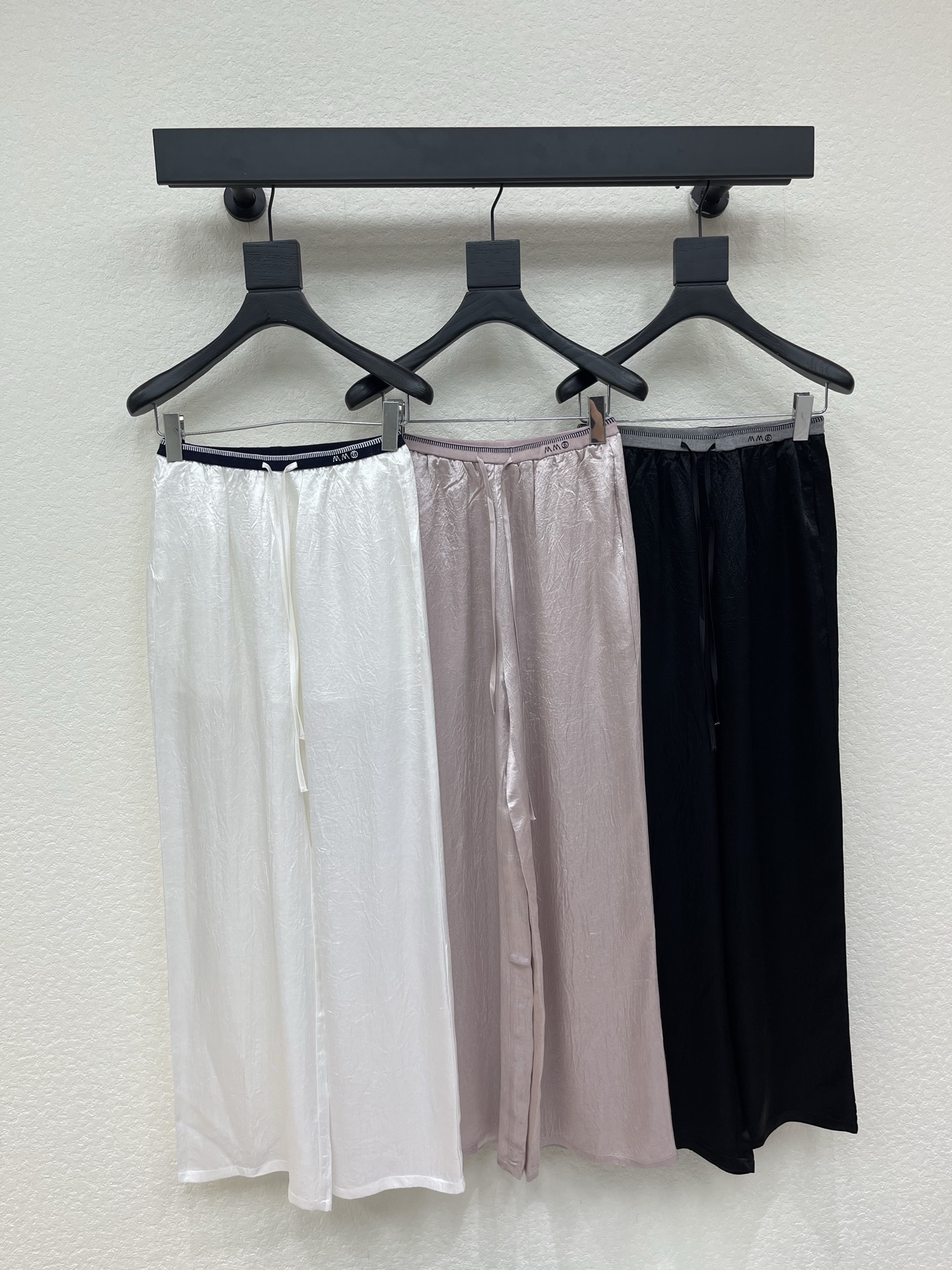 NO:874594,MM6*26 new drawstring webbing acetate casual pants. The color is versatile and high-end. The elastic waist is very tolerant. It shows a high-end casual feeling. A visual feast. A must-have versatile item for all seasons. Imitation acetate silk fabric, with great texture and full of lazy style. A must-have item for goddesses!  The version is versatile and not picky, the lines are elongated and the proportions are so beautiful that you don’t want to miss it!  The quality of workmanship depends on the details SML, masion margiela, real silk,19860909MM6*26新款抽绳织带醋酸休闲裤 颜色百搭高级 松紧腰包容性好 尽显高级随意感 视觉盛宴 四季必入的百搭单品 仿醋酸真丝面料,质感巨好,慵懒范儿十足 女神必入神器！ 版型百搭不挑人 拉长线条比例 上身美的不要不要的！ 做工品质看细节 SML,,masion margiela,real silk,,Women's clothing