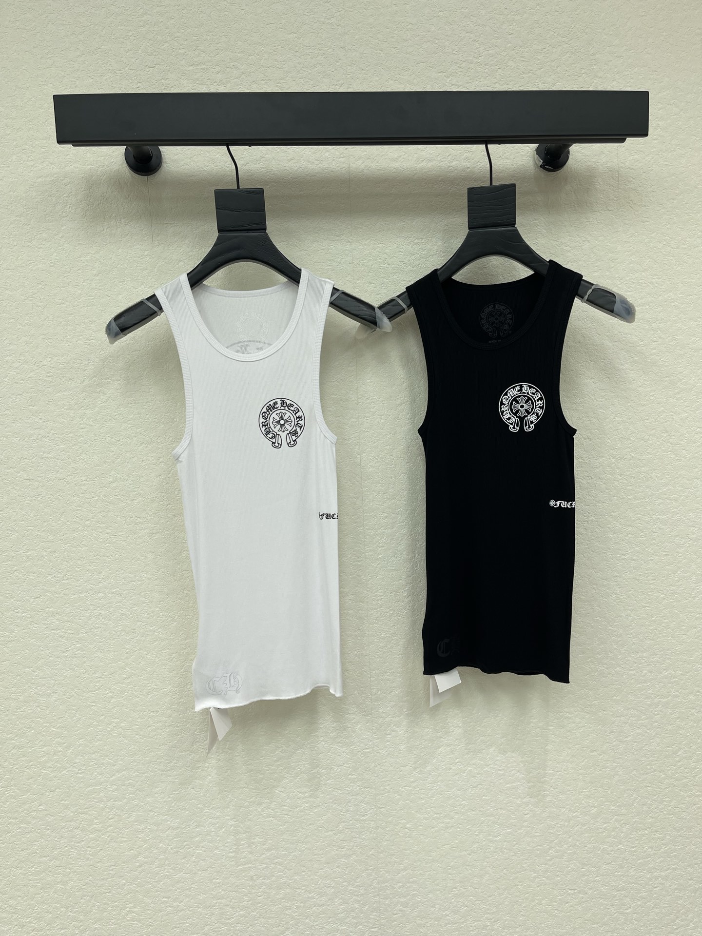 NO:871912,Chrome Hearts* Chrome Hearts new horseshoe Sanskrit printed vest. The scroll Sanskrit print on the back is super recognizable and full of Gothic style!  The cotton fabric is soft and breathable, black and white classic. It is super comfortable to wear in summer. The loose fit is very tolerant and can be worn alone or layered with it. It is a high-end trendy brand. Pair it with jeans or overalls to easily get street style!  Available sizes SML,,chrome hearts,chrome hearts,jeans,19860909Chrome Hearts*克罗心新款马蹄梵文印花背心.后背卷轴梵文印花超有辨识度,哥特风满满！棉质面料柔软透气,黑白经典 夏天穿超舒服,宽松版型包容性强,单穿or内搭都很OK.属于高端潮牌,搭配牛仔裤或工装裤,轻松get街头风！现货 尺码SML,,chrome hearts,chrome hearts,jeans,,Women's clothing