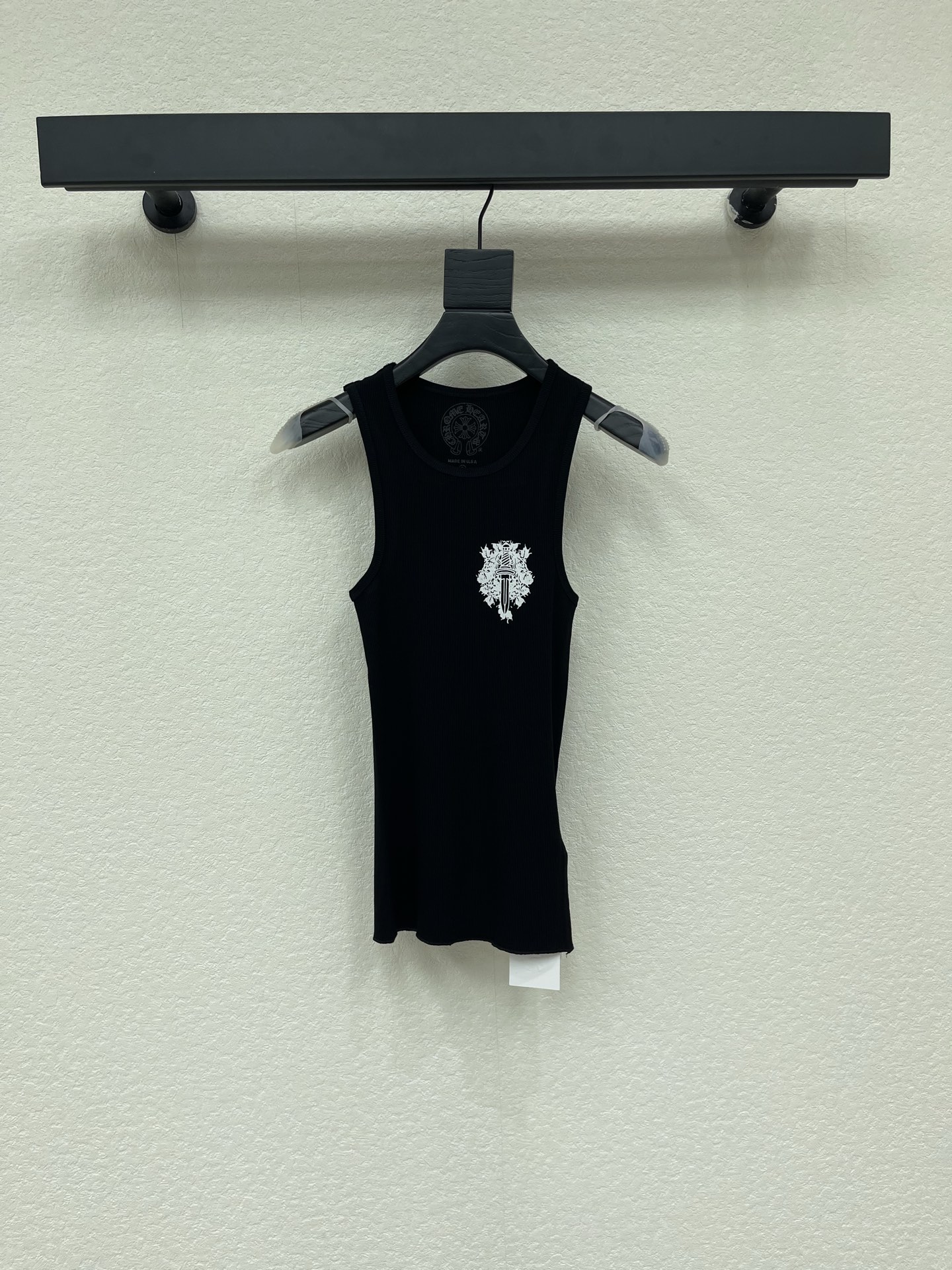 NO:871957,Chrome Hearts* Chrome Hearts' new sword and arabesque Sanskrit printed vest. The sword and arabesque Sanskrit print on the chest and back is super recognizable and full of Gothic style!  The cotton fabric is soft and breathable, making it super comfortable to wear in summer. The loose fit is very tolerant and is great to wear alone or layered with. It is a high-end trendy brand. Pair it with jeans or overalls to easily get street style!  Available sizes SML,,chrome hearts,chrome hearts,jeans,19860909Chrome Hearts*克罗心新款宝剑蔓藤梵文印花背心.胸前宝剑蔓藤后背梵文印花超有辨识度,哥特风满满！棉质面料柔软透气,夏天穿超舒服,宽松版型包容性强,单穿or内搭都很OK.属于高端潮牌,搭配牛仔裤或工装裤,轻松get街头风！现货 尺码SML,,chrome hearts,chrome hearts,jeans,,Women's clothing