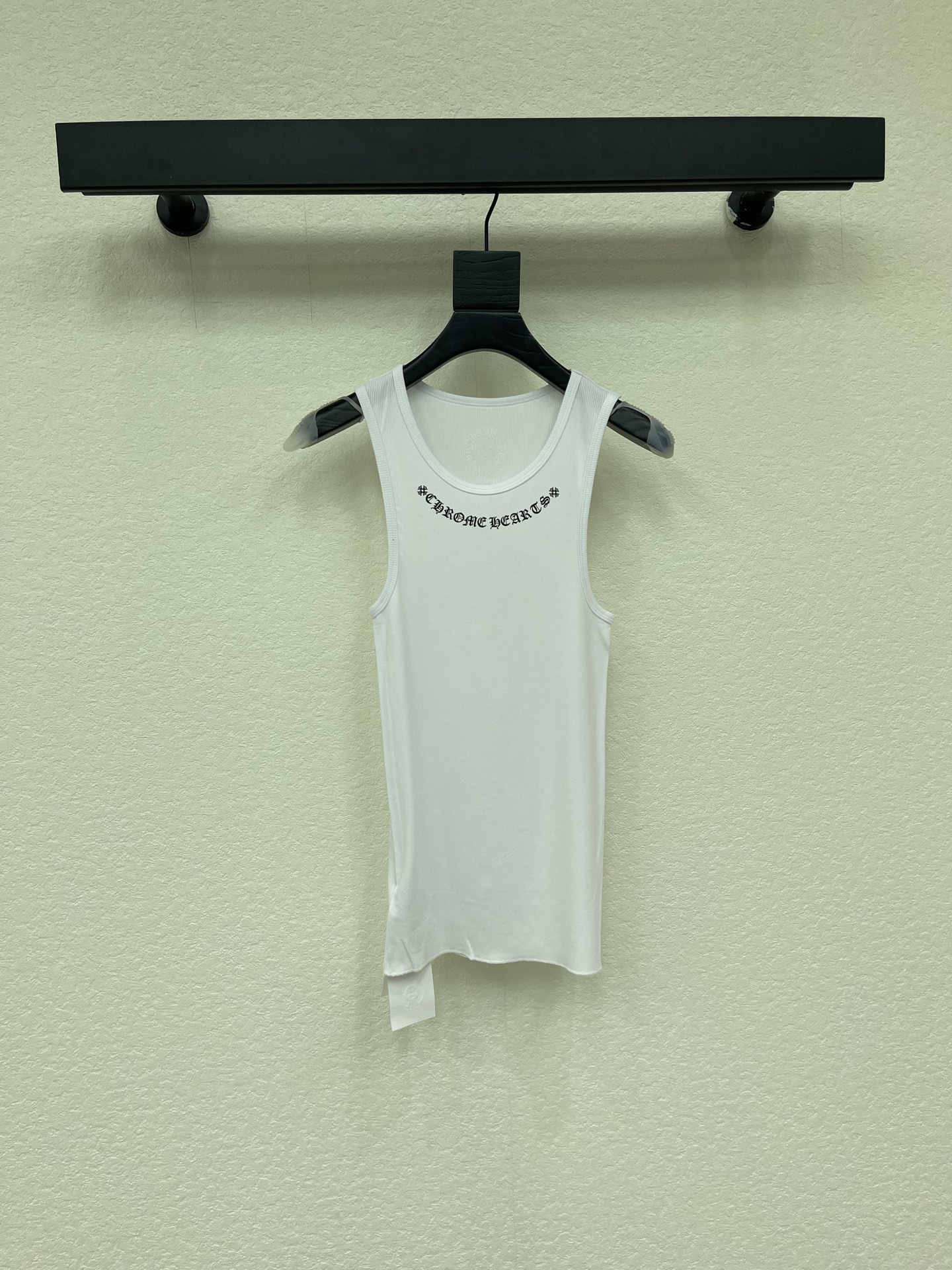 NO:871926,Chrome Hearts* Chrome Hearts' new comic girl vest. The hand-painted style pattern is very recognizable. It is matched with the brand logo and has a full street feel!  The cotton fabric is soft and comfortable, super refreshing to wear in summer. It can be easily worn in daily casual or street style. It looks great with denim shorts and skirts. It is a high-end trendy item. Sisters who like individual style should not miss it!  Available sizes SML,,chrome hearts,chrome hearts,skirts,shorts,19860909Chrome Hearts*克罗心新款漫画女孩背心 手绘风格图案超有辨识度,搭配品牌标志,街头感满满！棉质面料柔软舒适,夏天穿超清爽 日常休闲或街头风都能轻松驾驭,随便搭牛仔短裤、短裙都很出彩属于高端潮流单品,喜欢个性风格的姐妹别错过！现货 尺码SML,,chrome hearts,chrome hearts,skirts,shorts,,Women's clothing