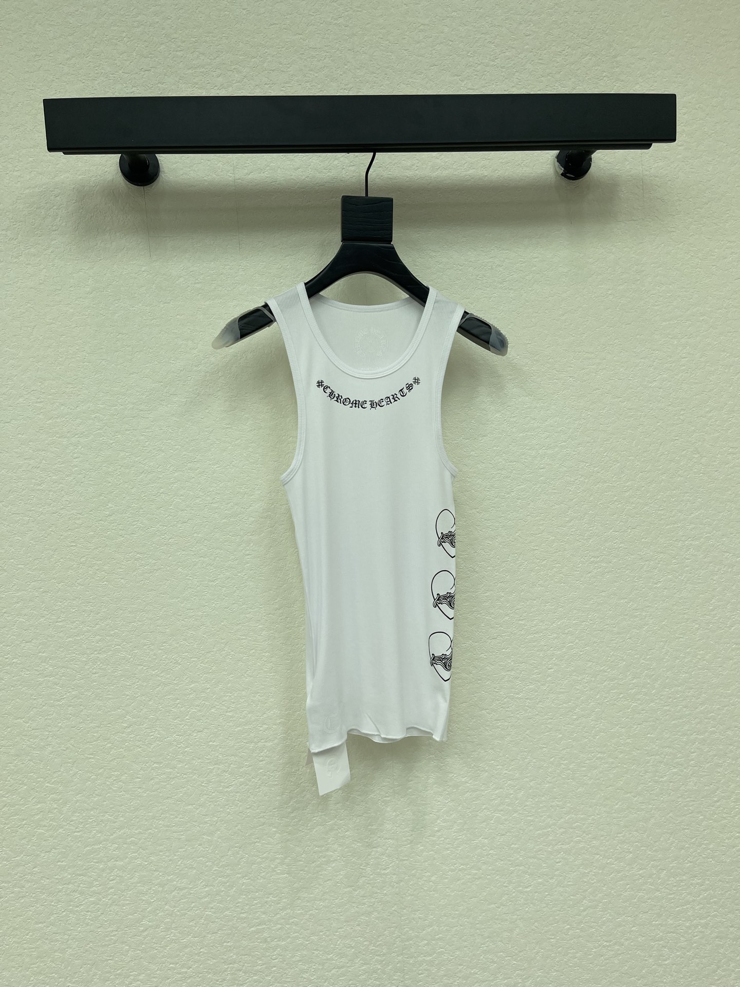 NO:871942,Chrome Hearts* Chrome Hearts new love Sanskrit printed tank top. The love pattern is super recognizable and paired with the brand logo, it has a full street feel!  The cotton fabric is soft and comfortable, super refreshing to wear in summer. It can be easily worn in daily casual or street style. It looks great with denim shorts and skirts. It is a high-end trendy item. Sisters who like individual style should not miss it!  Available sizes SML,,chrome hearts,chrome hearts,skirts,shorts,19860909Chrome Hearts*克罗心新款爱心梵文印花背心裙 爱心图案超有辨识度,搭配品牌标志,街头感满满！棉质面料柔软舒适,夏天穿超清爽 日常休闲或街头风都能轻松驾驭,随便搭牛仔短裤、短裙都很出彩属于高端潮流单品,喜欢个性风格的姐妹别错过！现货 尺码SML,,chrome hearts,chrome hearts,skirts,shorts,,Women's clothing