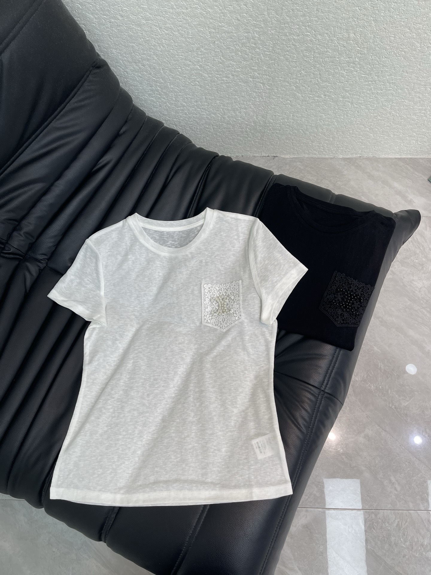NO:874568,Celin*26 new spring and summer lace pocket Arc de Triomphe beaded short-sleeved T-shirt. Linen Tencel cotton fabric, versatile version, the upper body feels comfortable to everyone who wears it!  The classic colors are elegant and high-end, a must-have for daily wear!  SML,,celine,T-shirt,tees,t-shirt,19860909Celin*26春夏新款蕾丝口袋凯旋门订珠短袖T恤.麻感天丝棉面料,百搭版型,上身的触感谁穿谁知道的舒服！ 经典颜色都是气质又高级,日常穿搭必备！SML,,celine,T-shirt,tees，t-shirt,,Women's clothing