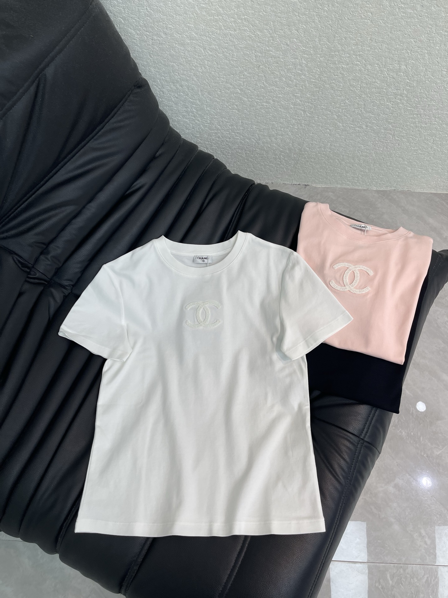 NO:874501,Chane*26 spring and summer new style simple three-dimensional double C embroidered short-sleeved T-shirt with double C letter embroidery on the chest, perfect for recognition! It is very suitable for summer wear ~ the regular version is not picky about the figure. It is OK to wear alone or with inner layers. It is very fashionable with casual pants and denim skirts. It is easy to get the daily trend look! SML,,chanel,skirts,T-shirt,tees,t-shirt,19860909Chane*26春夏新款简约立体双C刺绣短袖T恤 胸前双C字母刺绣 辨识度满分!夏天穿超合适~常规版型不挑身材 单穿or内搭都OK 搭配休闲裤 牛仔裙都很时髦 轻松get日常潮流look! SML,,chanel,skirts,T-shirt,tees，t-shirt,,Women's clothing