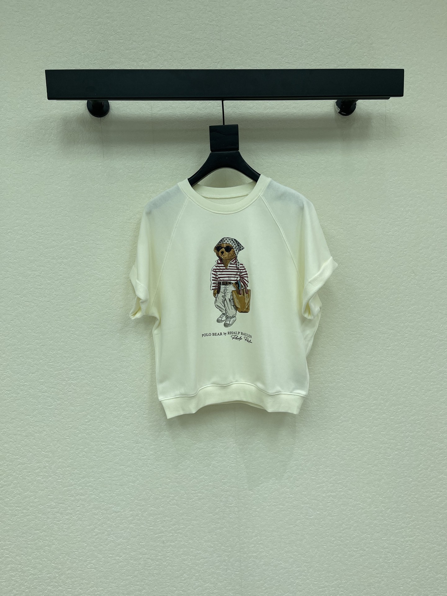 NO:873108,Ralph laure*Raff polo26 new spring and summer short sleeves  The bear short-sleeved sweatshirt with its own American retro filter has a soft off-white color that is gentle and healing. There is a playful POLO bear print on the chest, and the details hide a casual and fashionable feel. The soft and waxy terry fabric is breathable and skin-friendly, with dropped shoulders and curled short-sleeve design. The upper body is lazy and not flattering. It is suitable for daily wear with jeans and sweatpants, and can easily be worn to create a relaxed and age-reducing street atmosphere. SML,, loro  piana,hoodie,sweatshirts,jeans,T-shirt,19860909Ralph laure*拉夫polo26春夏新品短袖 自带美式复古滤镜的小熊短袖卫衣,软乎乎的米白色调温柔又治愈.胸前是俏皮的POLO熊印花,细节里藏着随性时髦感.软糯的毛圈面料透气亲肤,落肩+卷边短袖设计,上身慵懒不挑身材.日常搭牛仔裤、运动裤都合适,轻松穿出松弛又减龄的街头氛围.SML,,loro piana,hoodie,sweatshirts,jeans,T-shirt,,Women's clothing