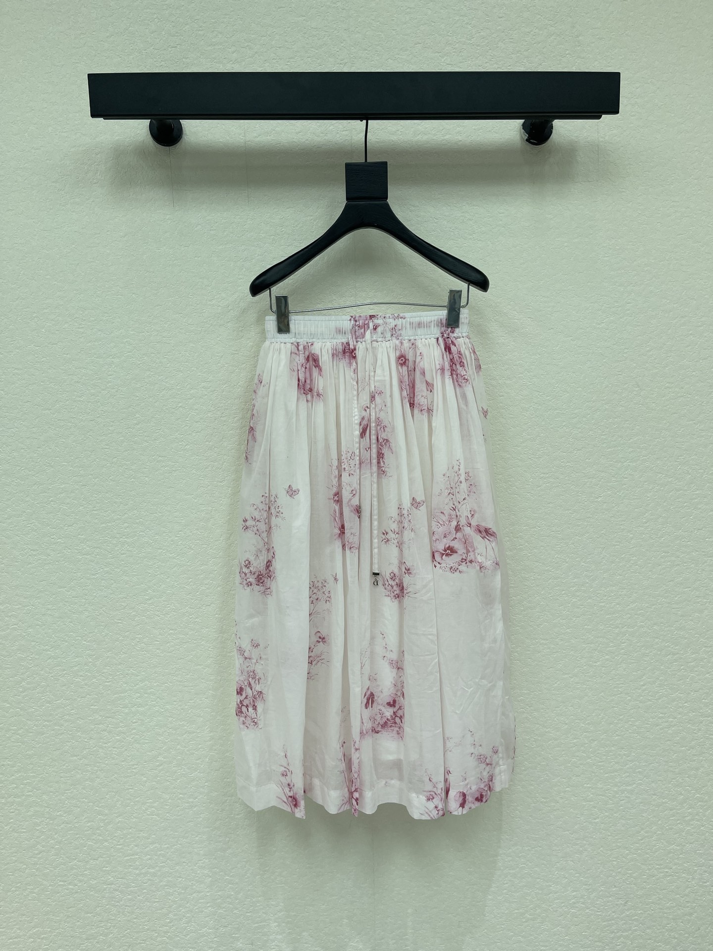 NO:874596,Dio*26 spring and summer series new pink floral skirt, with white background and cherry blossom pink flowers, full of spring atmosphere!  The poplin cotton material is light and breathable, and the pleated skirt is flexible and elegant, giving you a fairy-like air when you walk. The mid-length design is easy to manage for commuting, dating, and afternoon tea. Pair it with a shirt of the same series or a simple top, and you can easily get a gentle and elegant temperament!  It is a high-end fashion item, a must-have for exquisite girls, SML, dior, skirts, shirts,19860909Dio*26春夏系列新款粉色花卉半身裙,白底配樱花粉花卉,春日氛围感满满！府绸棉材质轻盈透气,百褶裙摆灵动飘逸,走路自带仙气.中长款设计,通勤、约会、下午茶都能轻松驾驭,搭配同系列衬衫或简约上衣,温柔优雅气质轻松get！属于高端时尚单品,精致女孩必入SML,,dior,skirts,shirts,,Women's clothing