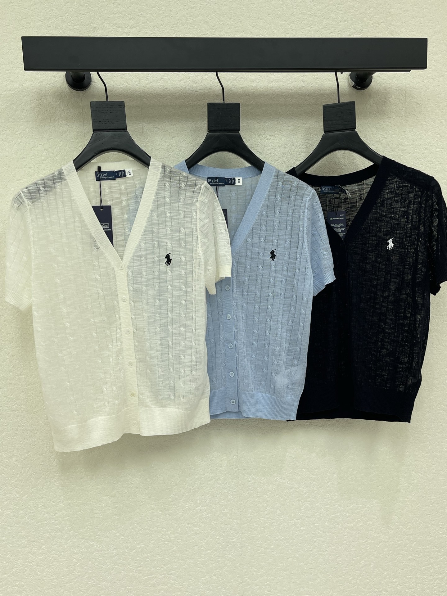 NO:872970,Ralph laure*Raff polo26 new spring and summer embroidered knitted short-sleeved cardigan, V-neck short-sleeved design, light and breathable, super comfortable to wear in spring and summer!  Twist texture + pony embroidery on the chest, retro and versatile, can be worn alone or as an outer layer, can be easily controlled for commuting and leisure, looks slim and elegant, and can easily control the Korean style~SML,, loro piana, T-shirt,19860909Ralph laure*拉夫polo26春夏新款刺绣针织短袖开衫,V领短袖设计,轻薄透气,春夏穿超舒服！麻花纹理+胸前小马刺绣,复古又百搭单穿or外搭都OK,通勤休闲都能轻松驾驭,显瘦又优雅,韩系气质轻松拿捏～SML,,loro piana,T-shirt,,Women's clothing