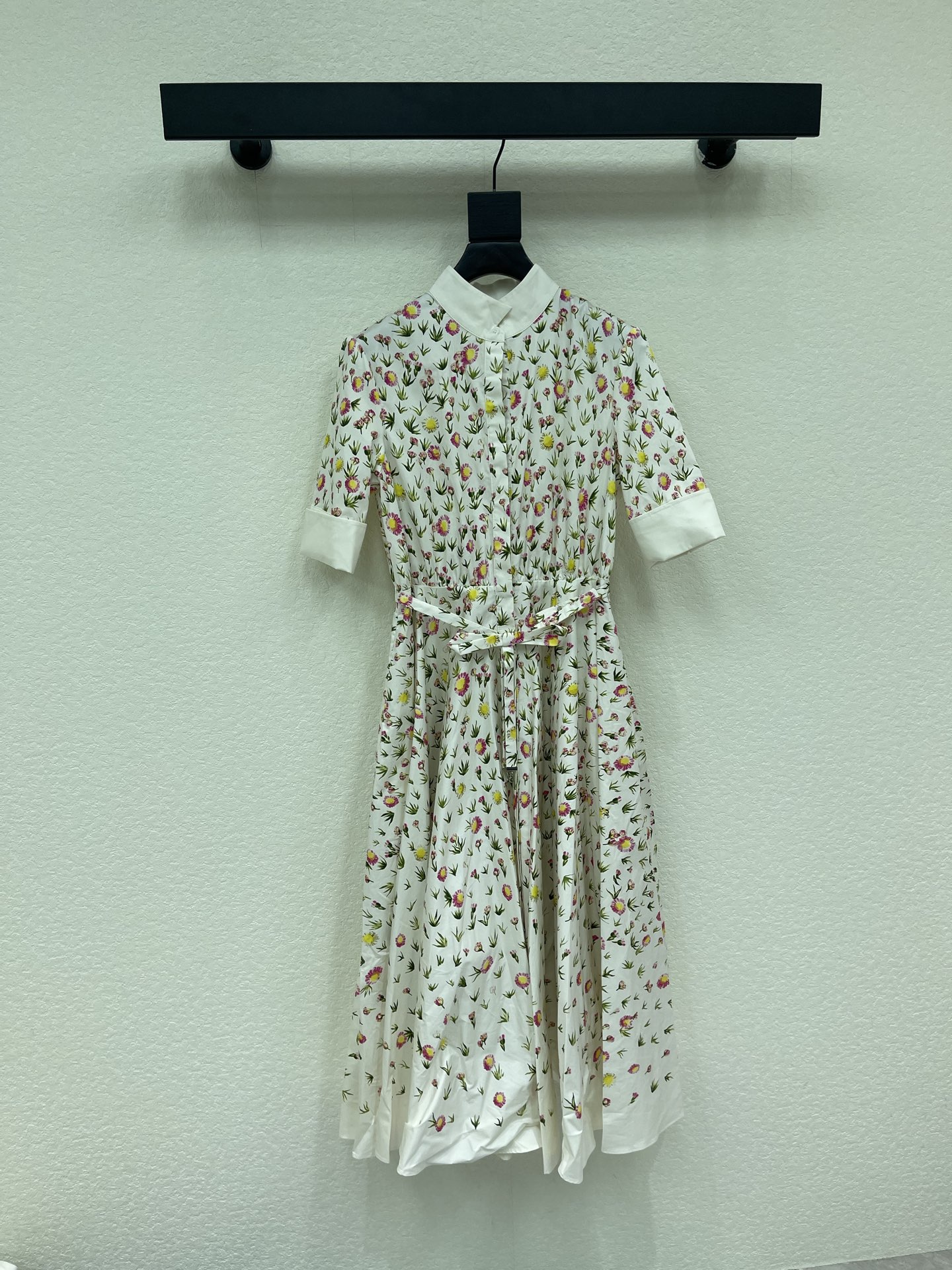 NO:873015,Dio*26 new spring and summer classic shirt-style stand-up collar printed short-sleeved dress. Made of white cotton poplin material, crisp and breathable. Stand-up collar + three-quarter sleeves + waist tie design. Paired with a large flared skirt. It has both neatness and femininity. The same fabric tie at the waist can freely adjust the waistline. Paired with fresh pink and yellow floral flowers, it brings a French pastoral atmosphere. Gentle and age-reducing SMLXL, dior, skirts, shirts, T-shirt,19860909Dio*26春夏新品经典衬衫式立领印花短袖连衣裙 采用白色棉府绸材质挺括透气 立领+五分袖+收腰系带设计 搭配大摆喇叭裙型 兼具利落感与女性柔美 腰间同面料系带可自由调节腰线 搭配清新的粉黄小碎花自带法式田园氛围感 温柔又减龄SMLXL,,dior,skirts,shirts,T-shirt,,Women's clothing