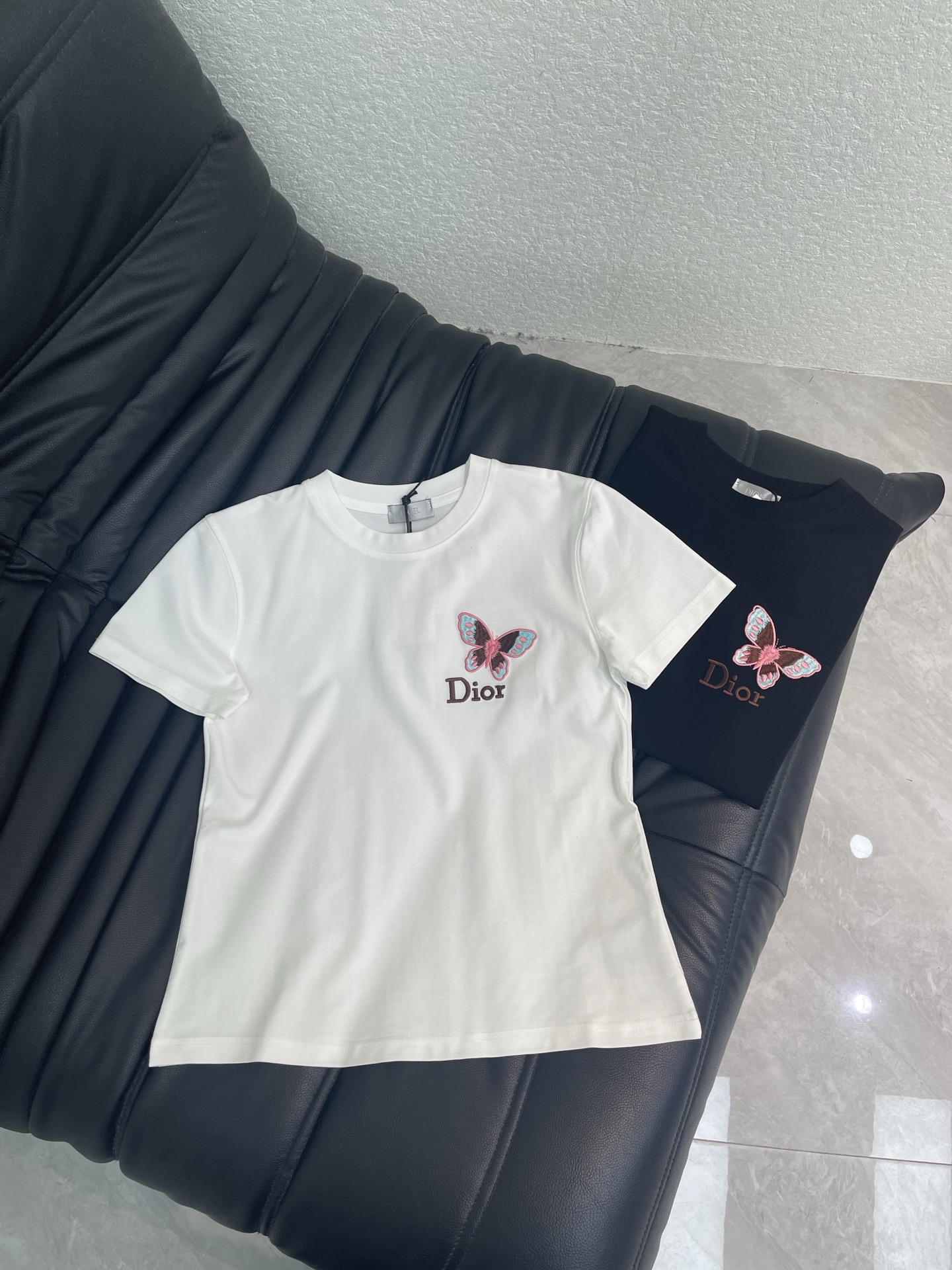 NO:873003,Dio*26 new spring and summer heavy-duty butterfly embroidered letter short-sleeved T-shirt. Imported Tencel cotton fabric. High-density fashionable sports style. Every daily wear. Playful and age-reducing design elements full of vitality. High quality. Sizes S-XXL, dior, T-shirt, tees, t-shirt,19860909Dio*26春夏新款重工蝴蝶刺绣字母短袖T恤 进口天丝棉面料 高密度时髦运动风 每个日常的穿搭 俏皮减龄充满元气的设计元素 高品质 尺码S-XXL,,dior,T-shirt,tees，t-shirt,,Women's clothing