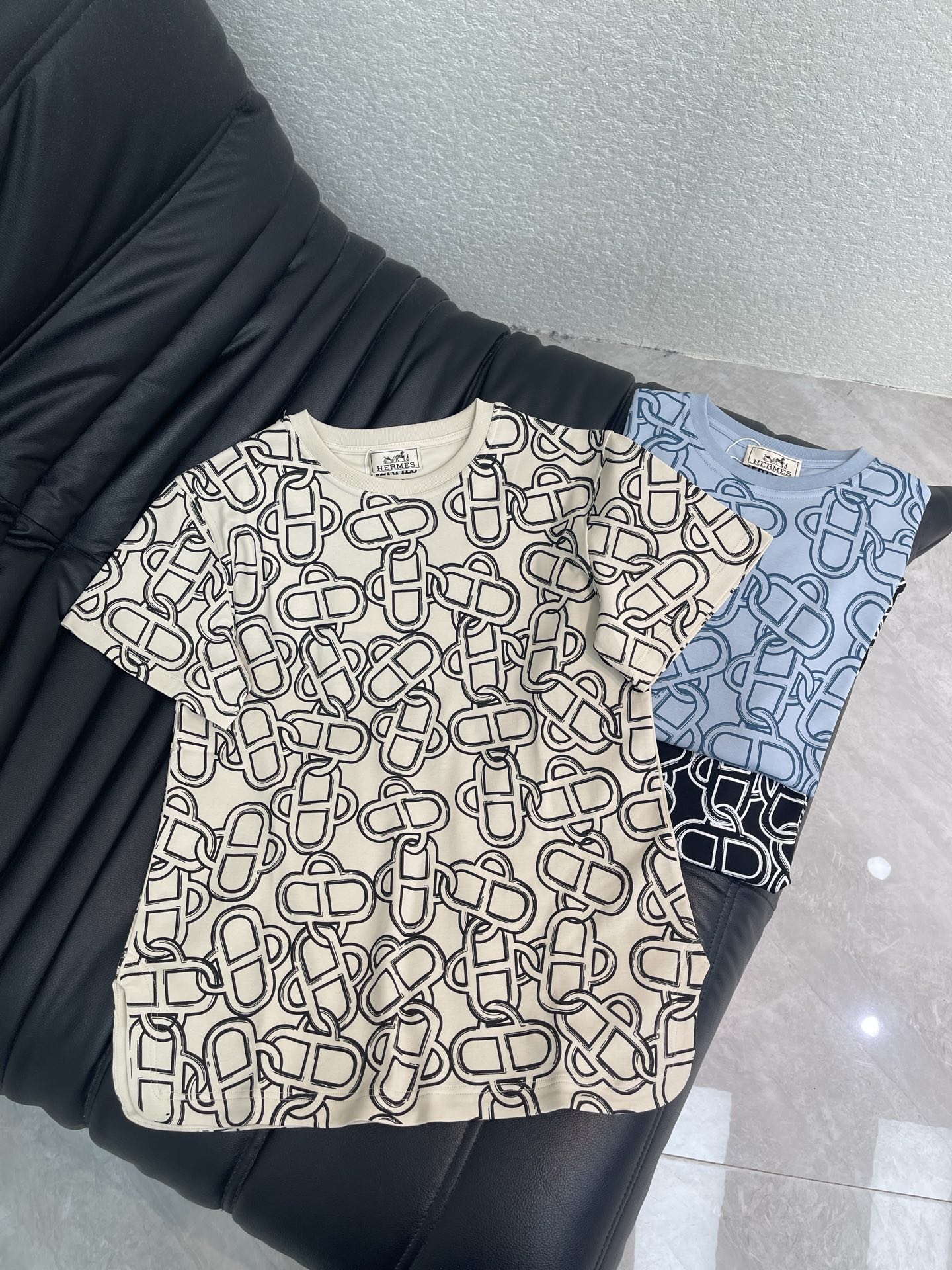 NO:873025,Herme*26 new spring and summer new full-body chain buckle printed short-sleeved T-shirt!  Customized raw cotton material, breathable and comfortable, full of texture. Regular short-sleeved T-shirt cut highlights the brand style. Made of heavyweight pure cotton, slightly stretchy, giving a slimming visual effect. Thin threads of the same color are wrapped around the collar. Chain buckle printing all over the body. Slits on both sides. Simple and recognizable. The artistic style is rich in layers. The simple and fashionable sense of the brand is immediately present. You can create your own personal style at will. It is stylish and stylish when worn alone.  SML,,hermes,T-shirt,tees,t-shirt,19860909Herme*26春夏新款满身链条扣印花短袖T恤！定制原生全棉材质 透气舒适 质感十足 常规短袖T恤裁剪 凸显品牌格调 采用克重纯棉制成 略带有弹力 呈现显瘦视觉效果 同色系螺纹细包边于领口 满身链条扣印花 两侧开叉 简约又有辨识度 艺术风格层次丰富 品牌自带的简约时尚感立现 随心打造个性风格 单穿内搭都出彩时髦 SML,,hermes,T-shirt,tees，t-shirt,,Women's clothing