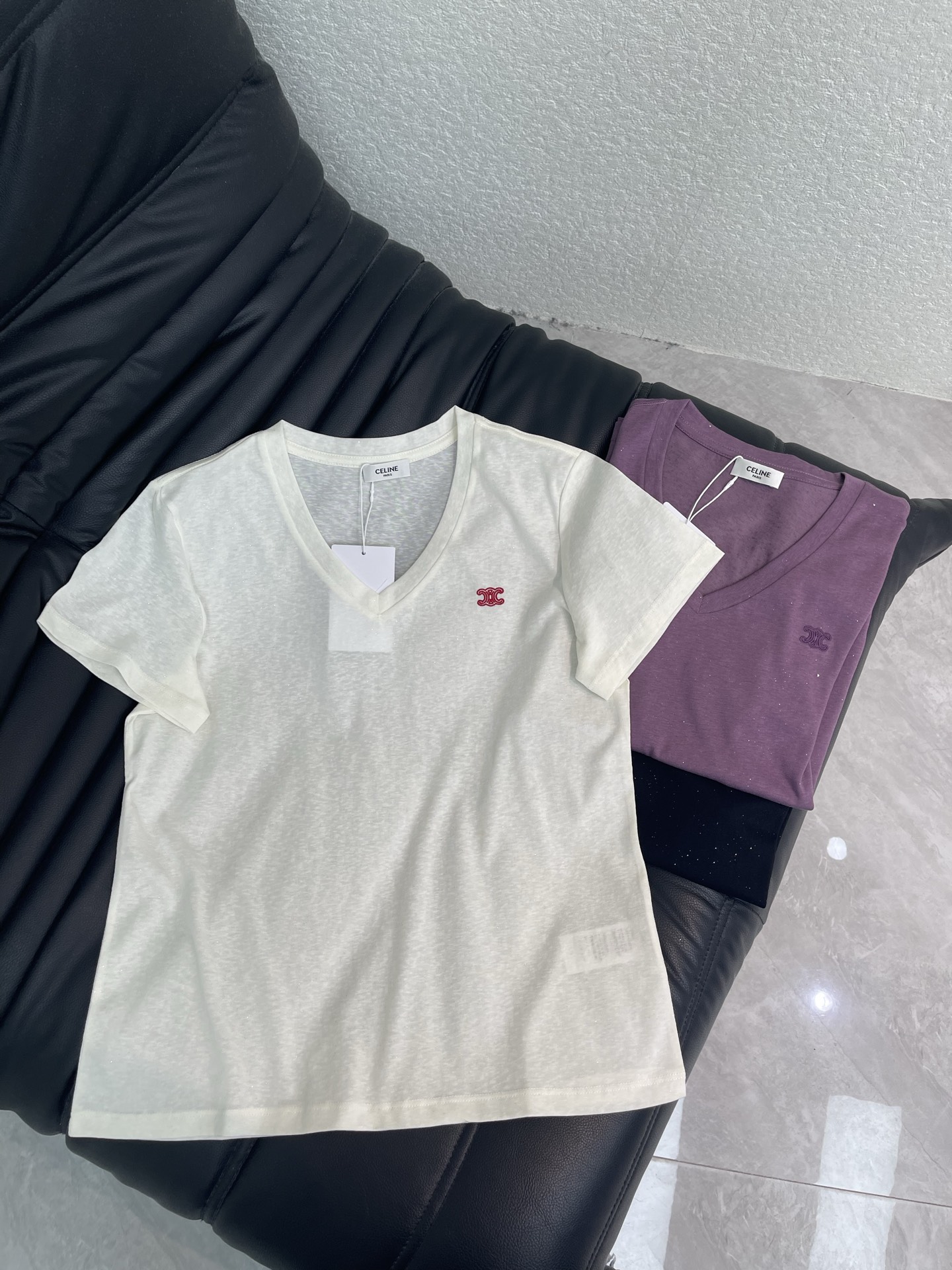 NO:874556,Celin*26 new spring and summer new Arc de Triomphe embroidered V-neck short-sleeved T-shirt. It has a gentle atmosphere, low-key and detailed sense, cool and breathable fabric, embellishment of the iconic brand logo on the chest, simple yet recognizable, full of nobility. The straight-shoulder cut makes you slim and modifies the shoulder lines. It is friendly to all body types and can be easily controlled for daily commuting and leisure. It goes well with jeans or skirts.  SML,,celine,skirts,jeans,T-shirt,tees,t-shirt,19860909Celin*26春夏新款凯旋门刺绣V领短袖T恤.自带温柔氛围感,低调又有细节感,冰爽透气面料,胸前标志性品牌logo点缀,简约中透着辨识度,贵气感拉满,正肩剪裁显瘦又修饰肩部线条,对各种身材都很友好,日常通勤 休闲都能轻松驾驭 搭配牛仔裤或半身裙都很出彩 SML,,celine,skirts,jeans,T-shirt,tees，t-shirt,,Women's clothing