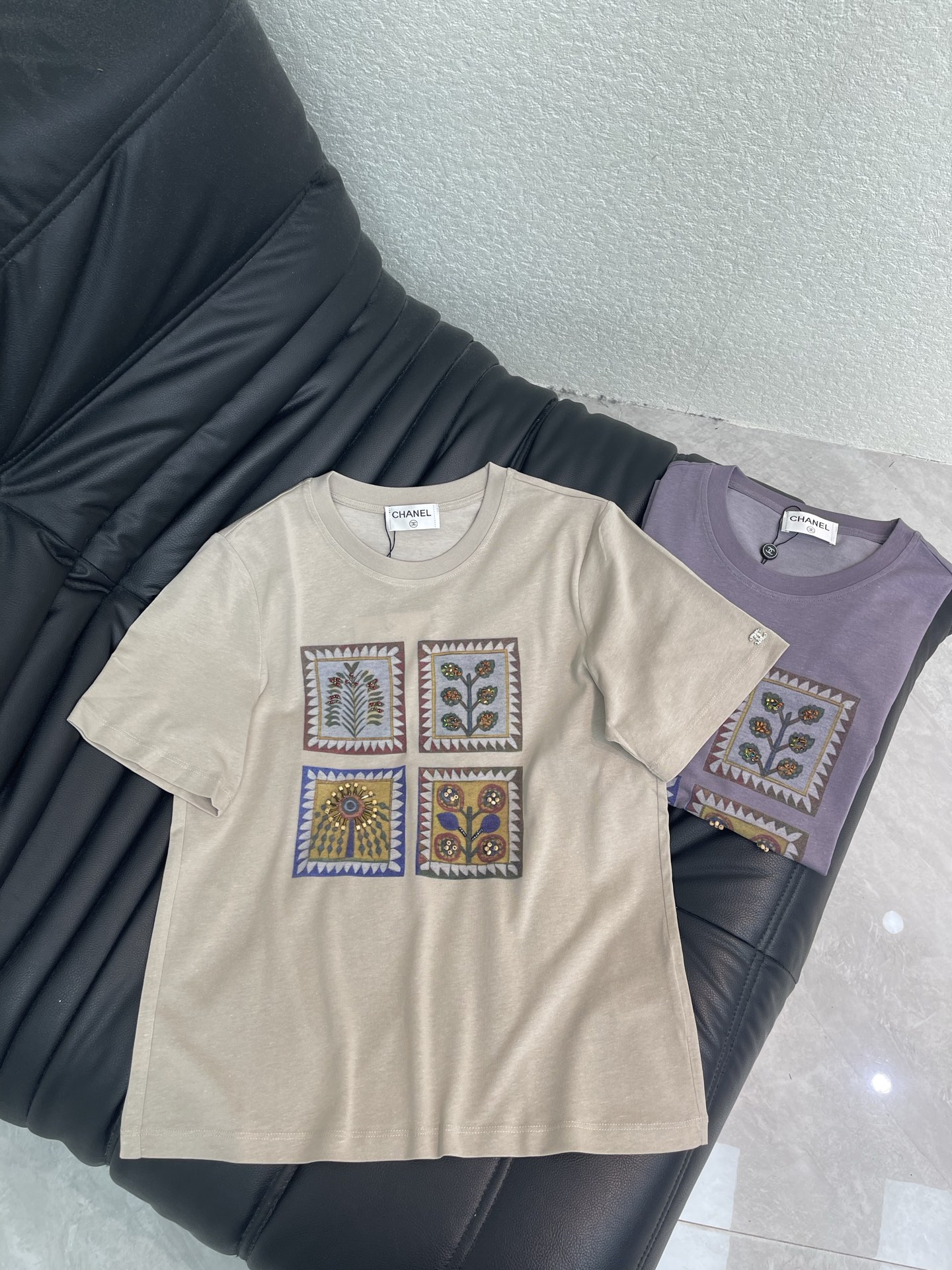 NO:873024,Chane*26 new spring and summer digital printing handmade beaded ethnic style short-sleeved T-shirt Imported Tencel mulberry cotton fabric High-density fashionable sports style Every daily wear Playful and age-reducing design elements full of vitality High quality Size SML, chanel, T-shirt, tees, t-shirt,19860909Chane*26春夏新款数码印花手工订珠民族风短袖T恤 进口天丝桑蚕棉面料 高密度时髦运动风 每个日常的穿搭 俏皮减龄充满元气的设计元素 高品质 尺码SML,,chanel,T-shirt,tees，t-shirt,,Women's clothing