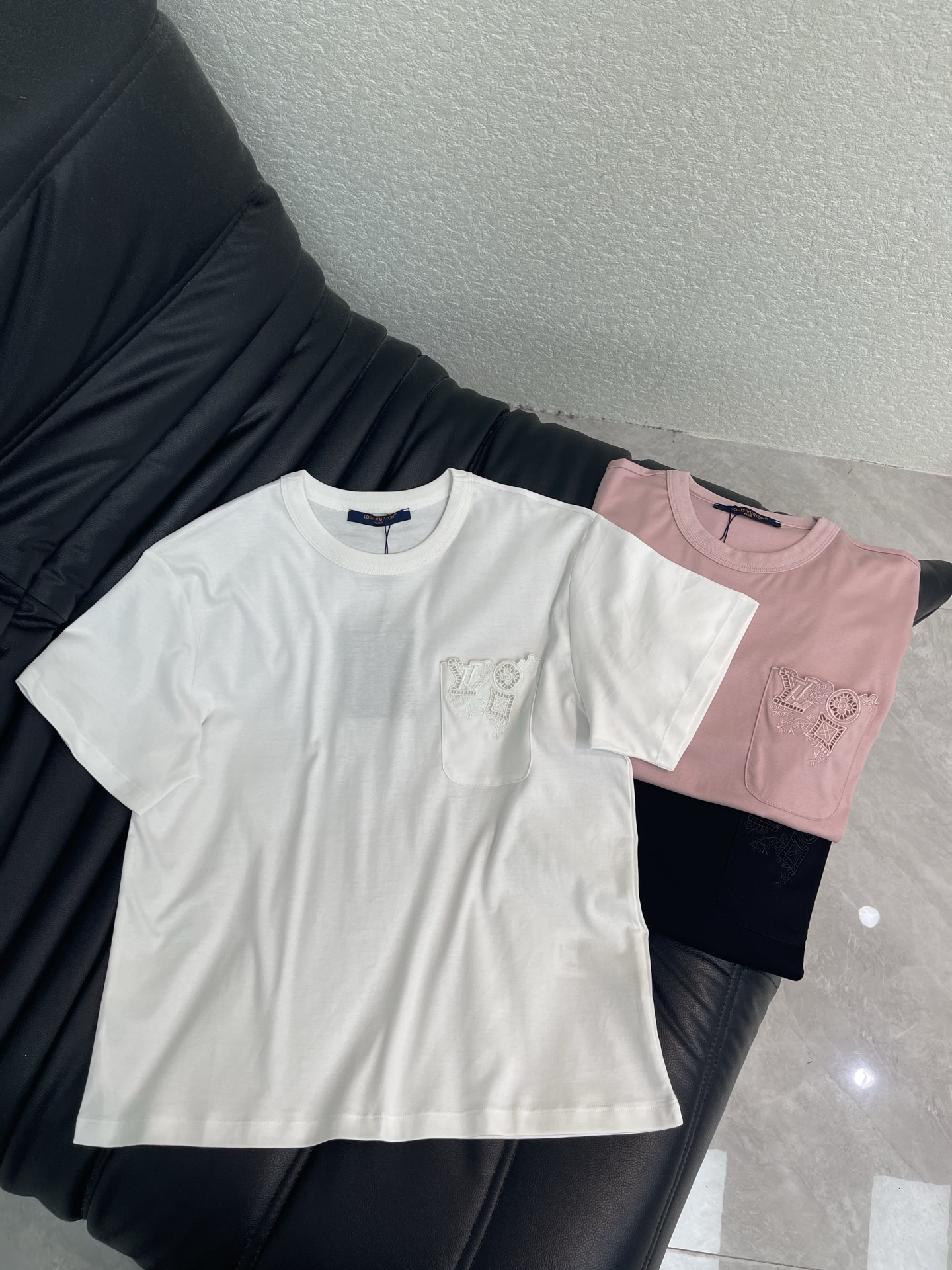 NO:873047,Louis Vuitto*26 new spring and summer pocket letter hollow embroidery short-sleeved T-shirt Mercerized cotton fabric High-density fashionable sports style Every daily wear Playful and age-reducing design elements full of vitality High quality Size SML, Louis Vuitton, T-shirt, tees, t-shirt,19860909Louis Vuitto*26春夏新款口袋字母镂空刺绣短袖T恤 丝光棉面料 高密度时髦运动风 每个日常的穿搭 俏皮减龄充满元气的设计元素 高品质 尺码SML,,louis vuitton,T-shirt,tees，t-shirt,,Women's clothing