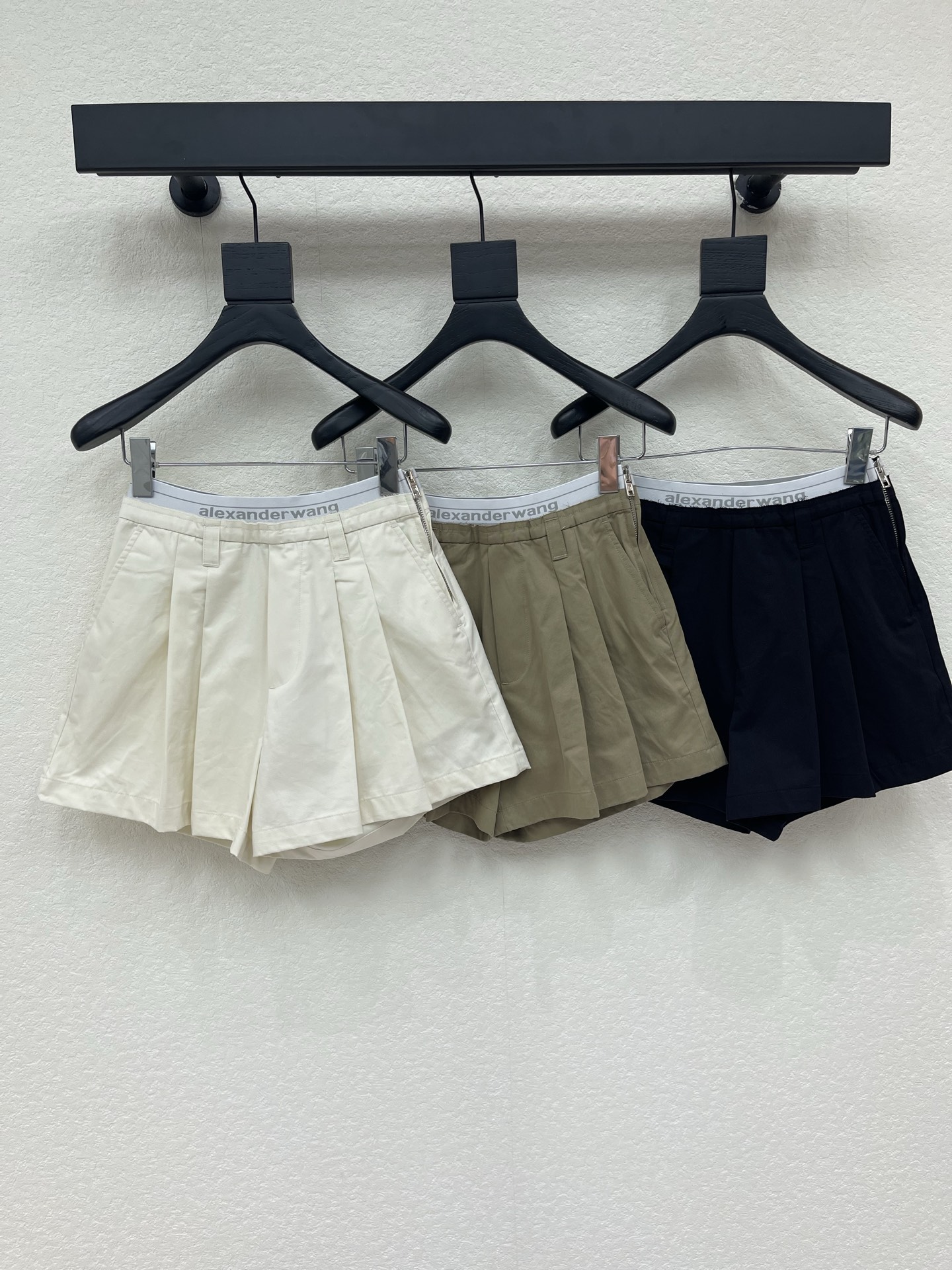 NO:873069,Alexander wan*26 spring and summer new high-waisted cotton double-waist design shorts, full of brand sense! High-quality fabrics, good drape and durability, pleated design playful and age-reducing, decorated with non-functional access control, daily commuting, and campus wear. The high-waisted A-line wide-leg version is slim, easy to match with a shirt for a sweet and cool style, it is a must-have and versatile item in the wardrobe!  black/apricot/white SML,,shorts,shirts,19860909Alexander wan*26春夏新款高腰棉质双腰头设计短裤,品牌感满满!高品质面料,垂感好又耐穿,百褶设计俏皮减龄,饰有非功能性门禁、日常通勤,校园穿搭都超适合 .高腰A字阔腿版型显瘦,轻松get搭配衬衫甜酷风,是衣橱必备百搭单品！黑色/杏色/白色 SML,,shorts,shirts,,Women's clothing
