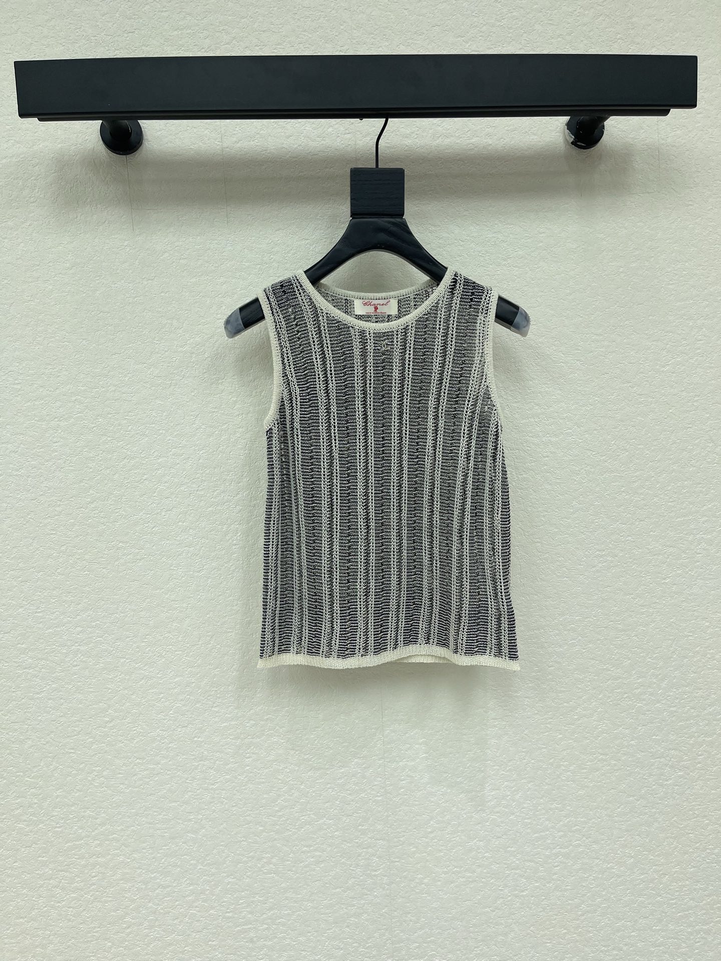 NO:874515,CHANE*26's new gray and white striped hollow knitted vest is breathable and comfortable. The round neck design is simple and elegant. The high-quality material is soft and skin-friendly, and has excellent hygroscopicity. It can be easily managed for daily commuting and leisure. Pair it with jeans or a skirt, and you can easily get a Korean-style relaxed look ~ sisters, close your eyes and enter!  SML,,chanel,skirts,jeans,19860909CHANE*26新款灰白条纹镂空针织背心,透气又舒适,圆领设计简约大方,高品质材质柔软亲肤,吸湿性也很棒.日常通勤、休闲都能轻松驾驭,搭配牛仔裤或半裙,轻松get韩系松弛感穿搭～姐妹们闭眼入！SML,,chanel,skirts,jeans,,Women's clothing