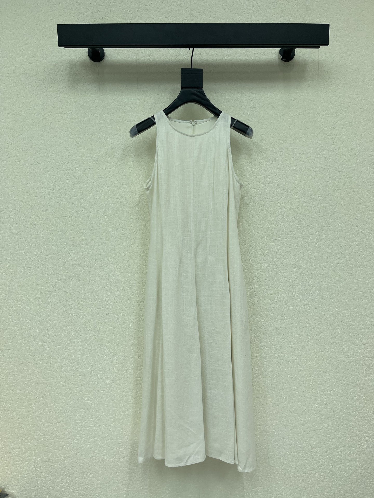NO:875863,BC*26 new minimalist linen sleeveless vest dress!  Simple design + round neck cut, A-line skirt, super elegant!  It is made of linen blended fabric, which is light and breathable. It is super comfortable to wear in summer and has a drapey feel. It can modify your body shape and is perfect for commuting, dating and vacation. Pair it with a straw bag or sandals for a French lazy style!  The skirt is of moderate length and is friendly to both small and tall people. It is a must-have and practical item for summer wardrobe~SML,,sandals,espadrilles,skirts,19860909BC*26新款极简亚麻无袖背心连衣裙！简约设计+圆领剪裁,A字裙摆超显气质！采用亚麻混纺面料,轻薄透气,夏天穿超舒服,还带点垂坠感,修饰身形一绝通勤、约会、度假都能轻松驾驭,搭配草编包或凉鞋,法式慵懒风get！裙长适中,小个子高个子都友好,是夏日衣橱必备实用单品～SML,,sandals,espadrilles,skirts,,Women's clothing